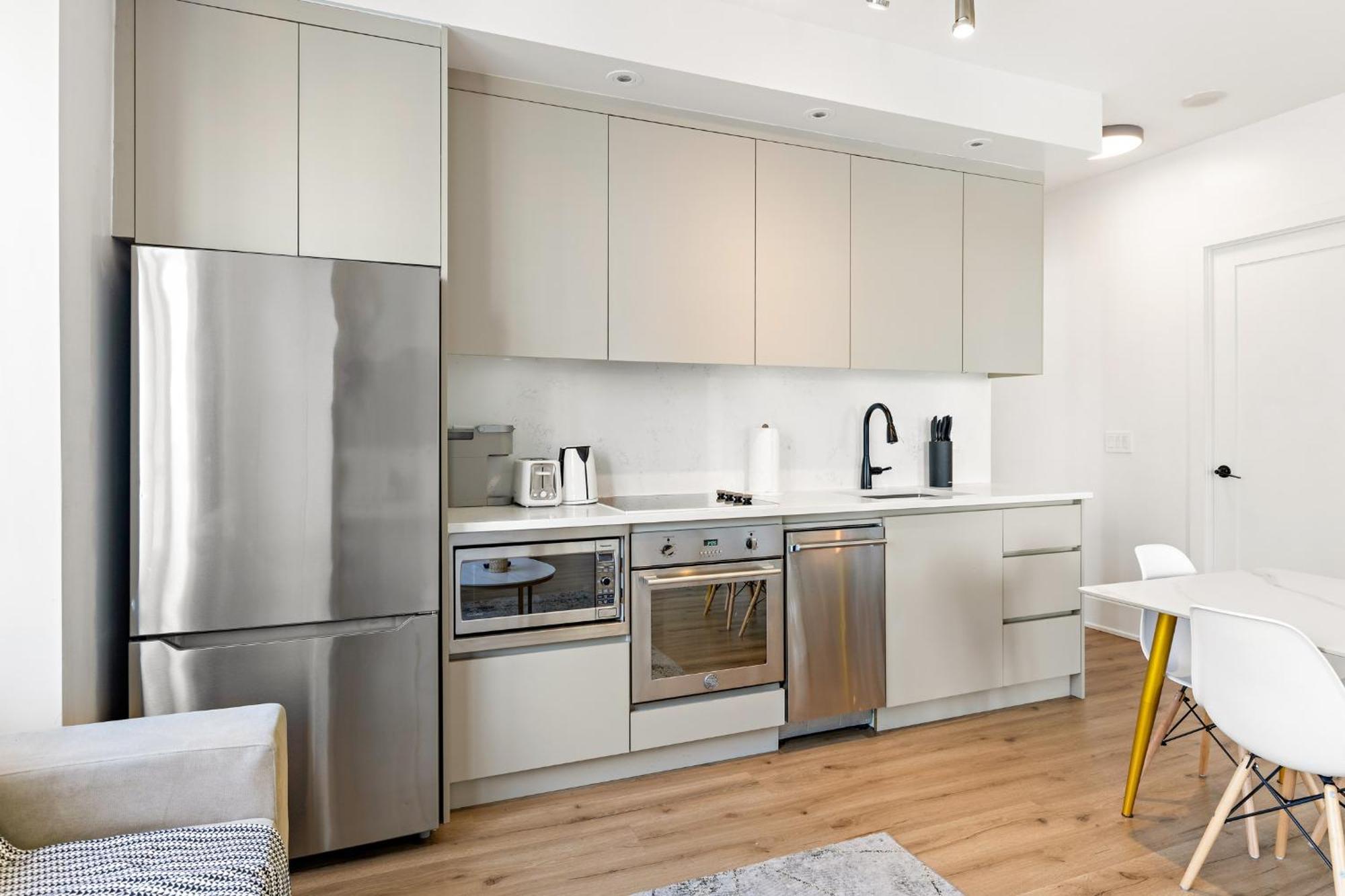 3-bedroom In The Heart Of Downtown Walk To Shops And Attractions Apartment Toronto