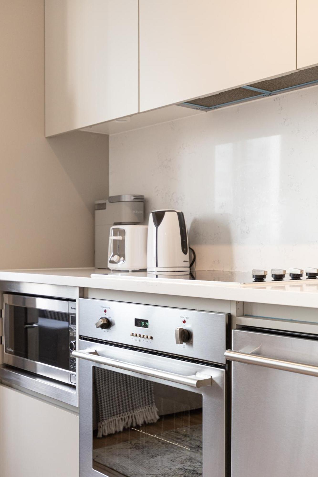 Apartment 3-bedroom In The Heart Of Downtown Walk To Shops And Attractions Toronto