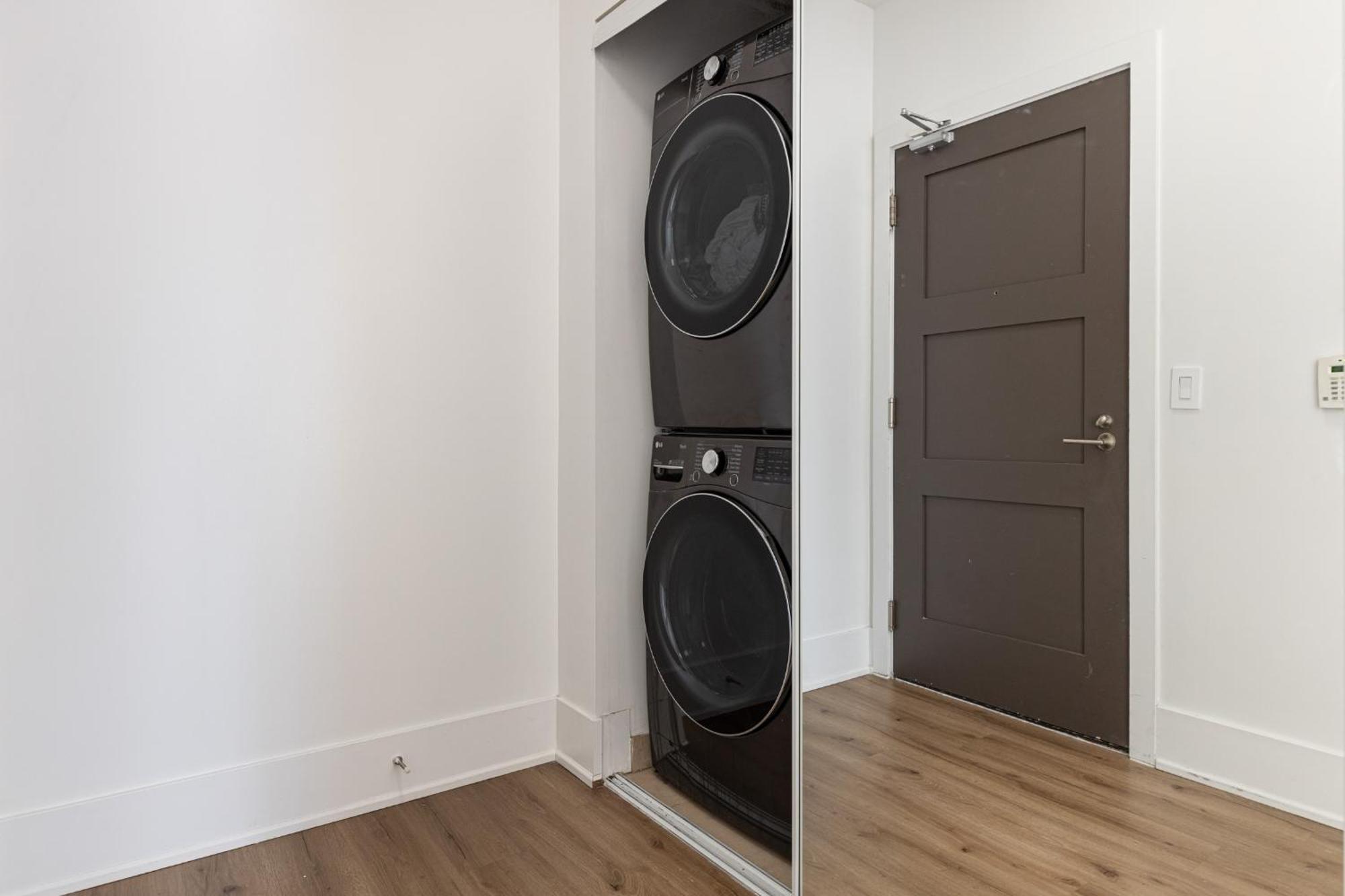 3-bedroom In The Heart Of Downtown Walk To Shops And Attractions *