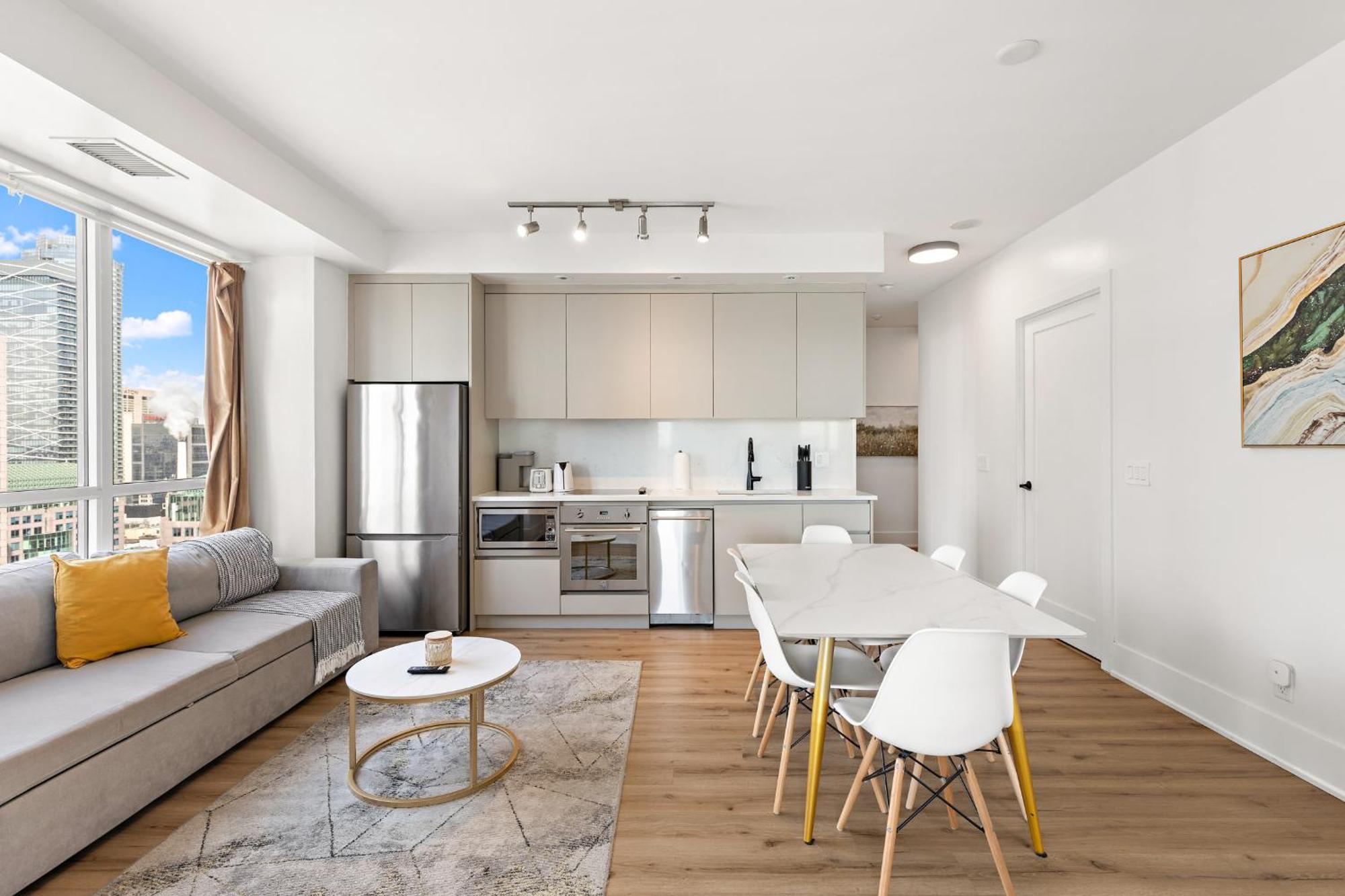 3-bedroom In The Heart Of Downtown Walk To Shops And Attractions Apartment