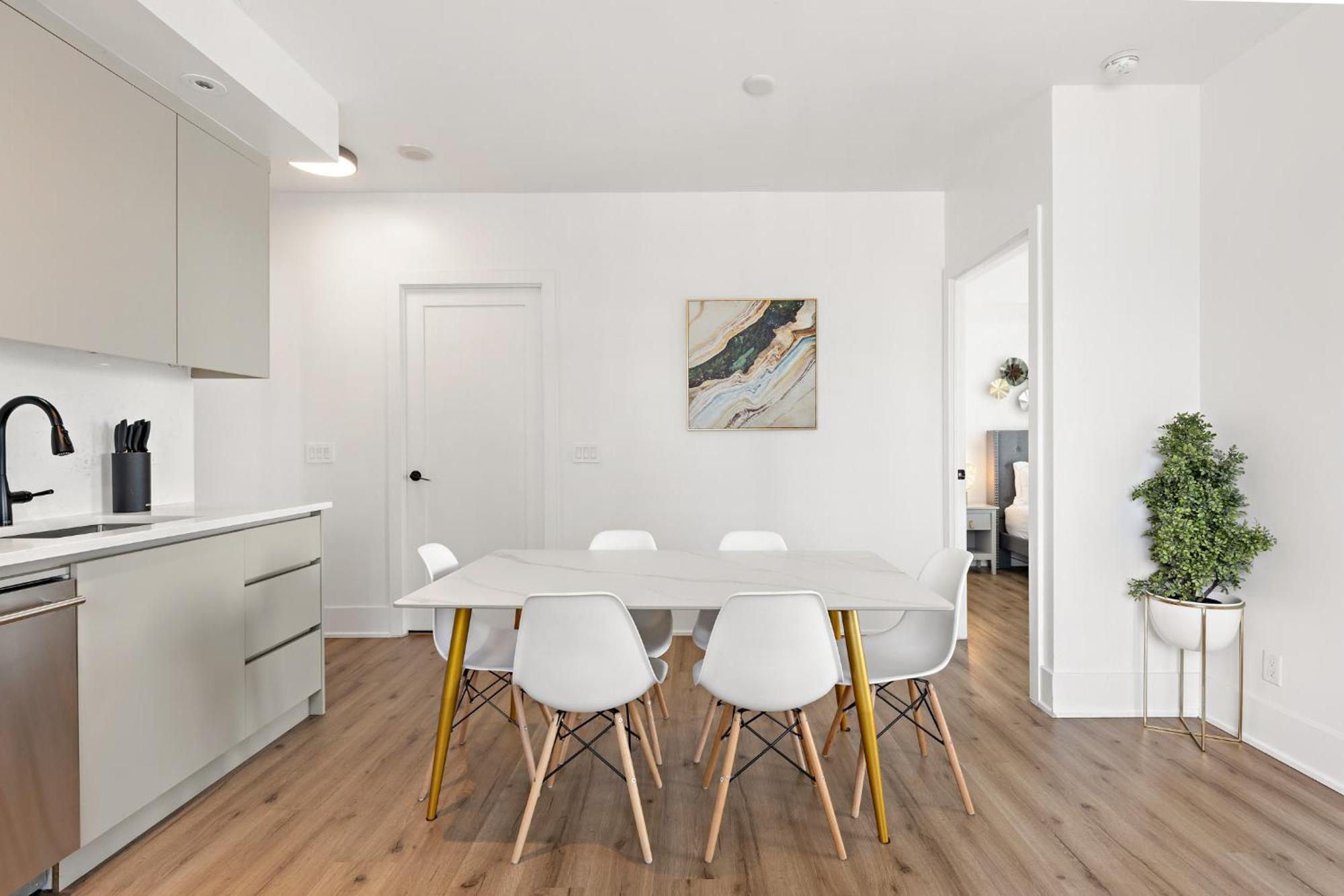 Apartment 3-bedroom In The Heart Of Downtown Walk To Shops And Attractions