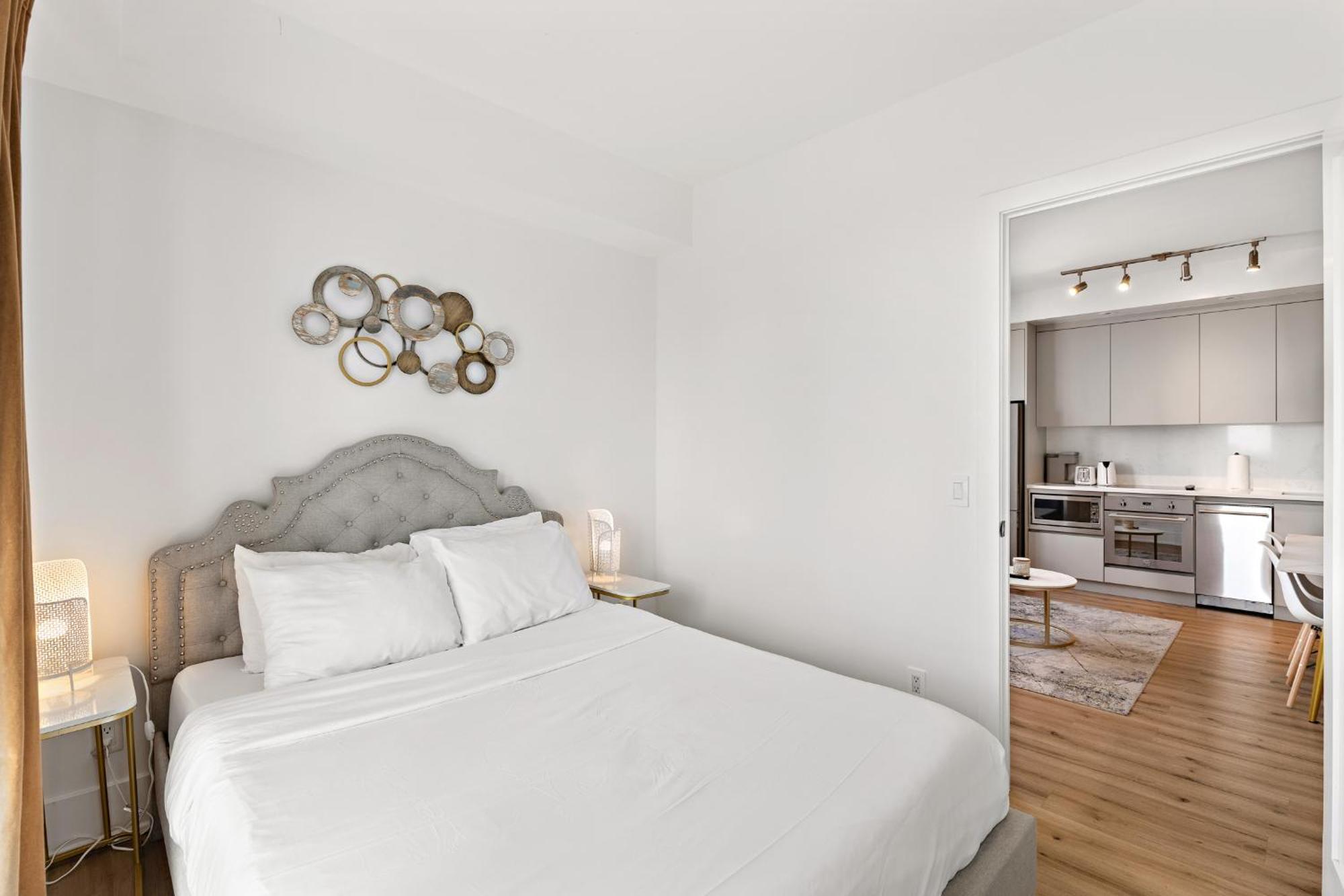 Apartment 3-bedroom In The Heart Of Downtown Walk To Shops And Attractions *