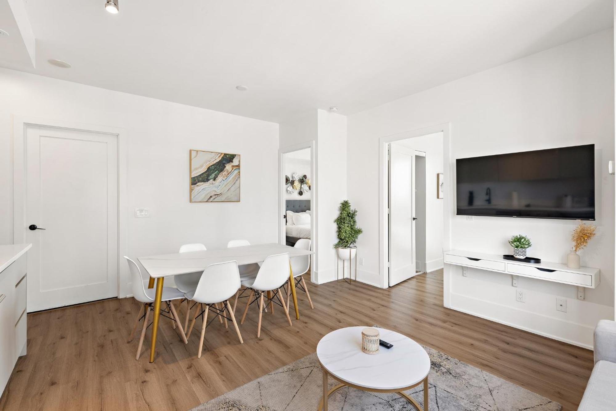 3-bedroom In The Heart Of Downtown Walk To Shops And Attractions Apartment Toronto