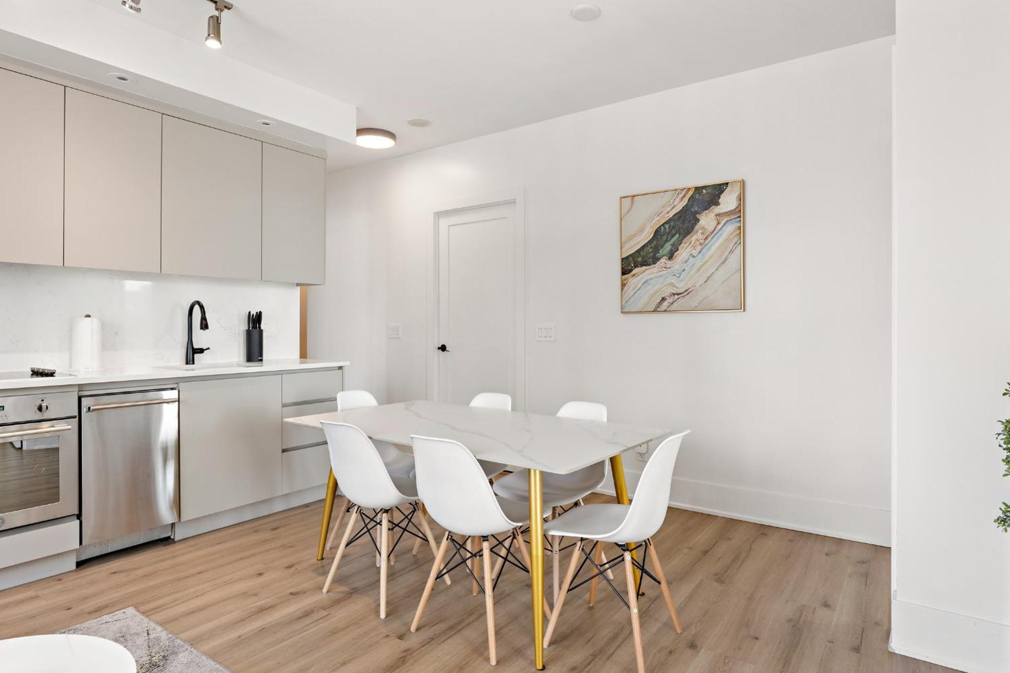 Apartment 3-bedroom In The Heart Of Downtown Walk To Shops And Attractions Toronto
