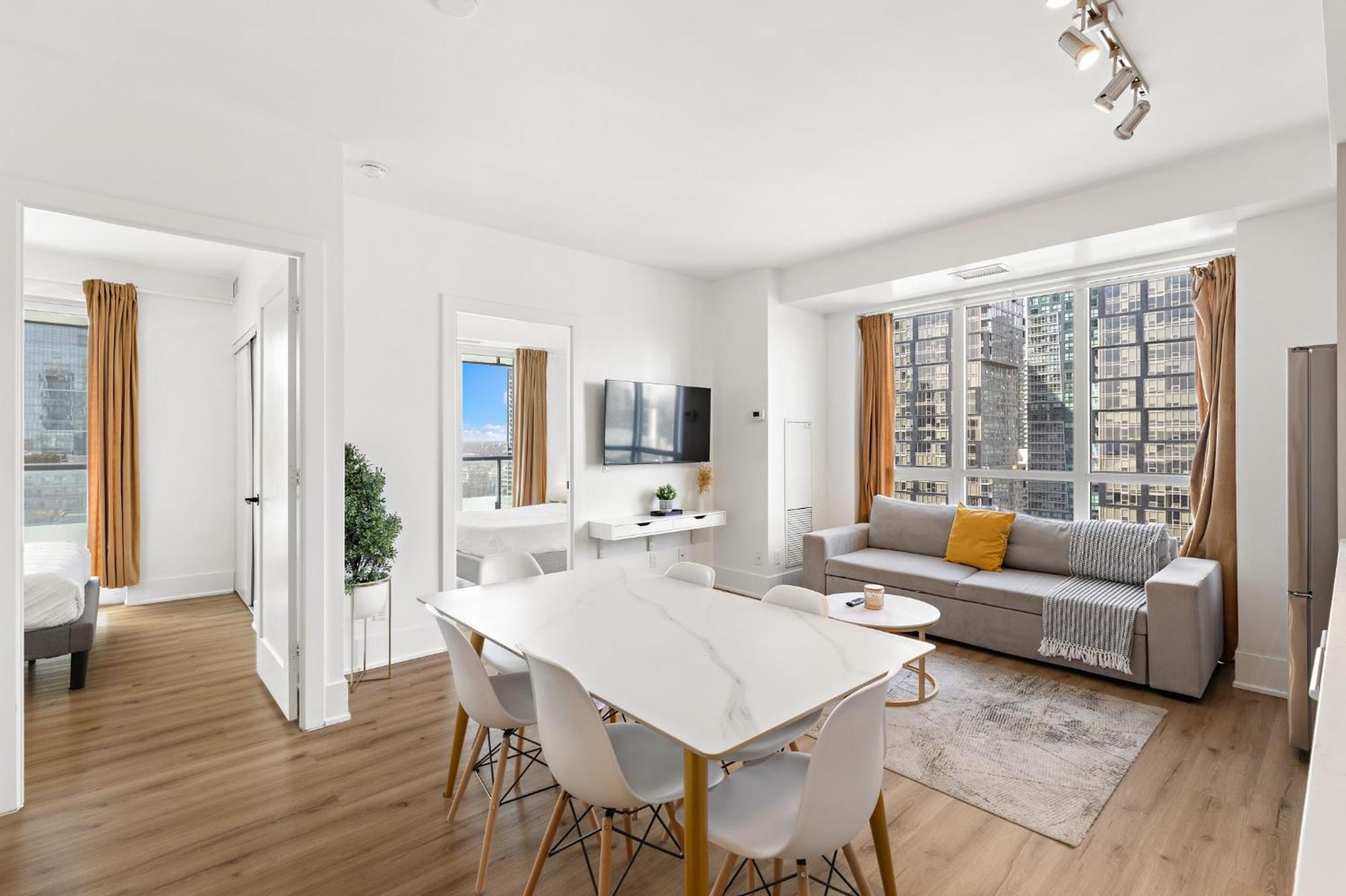 3-bedroom In The Heart Of Downtown Walk To Shops And Attractions *