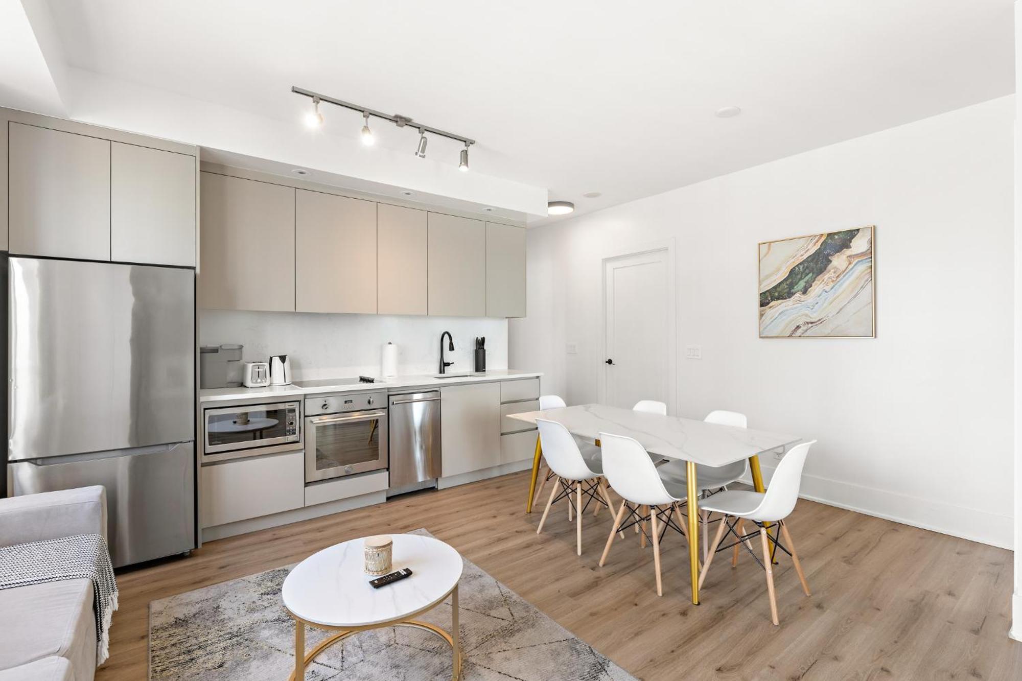 3-bedroom In The Heart Of Downtown Walk To Shops And Attractions Apartment