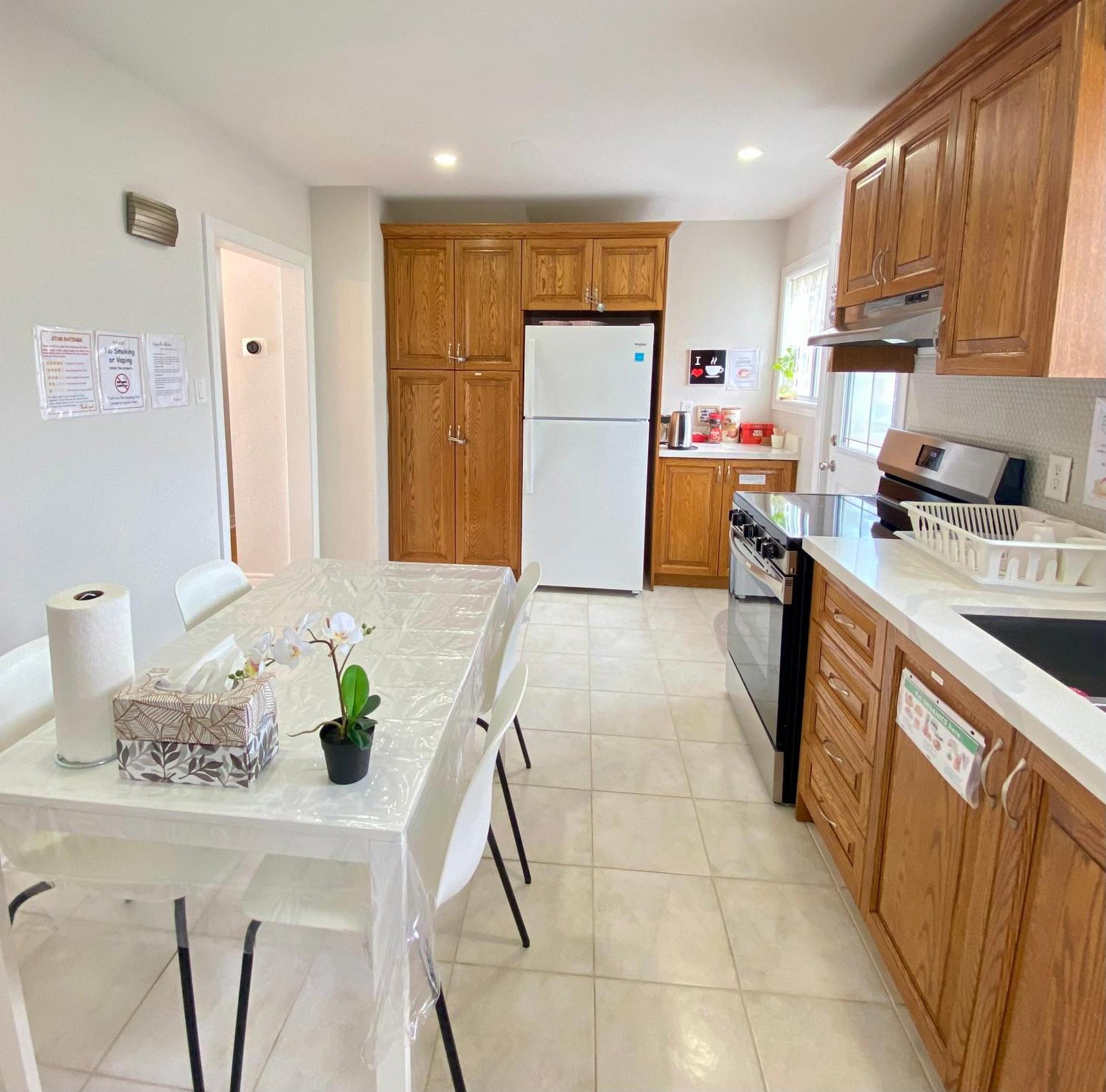 Sunny House - Main Floor, Free Parking, In Guest house