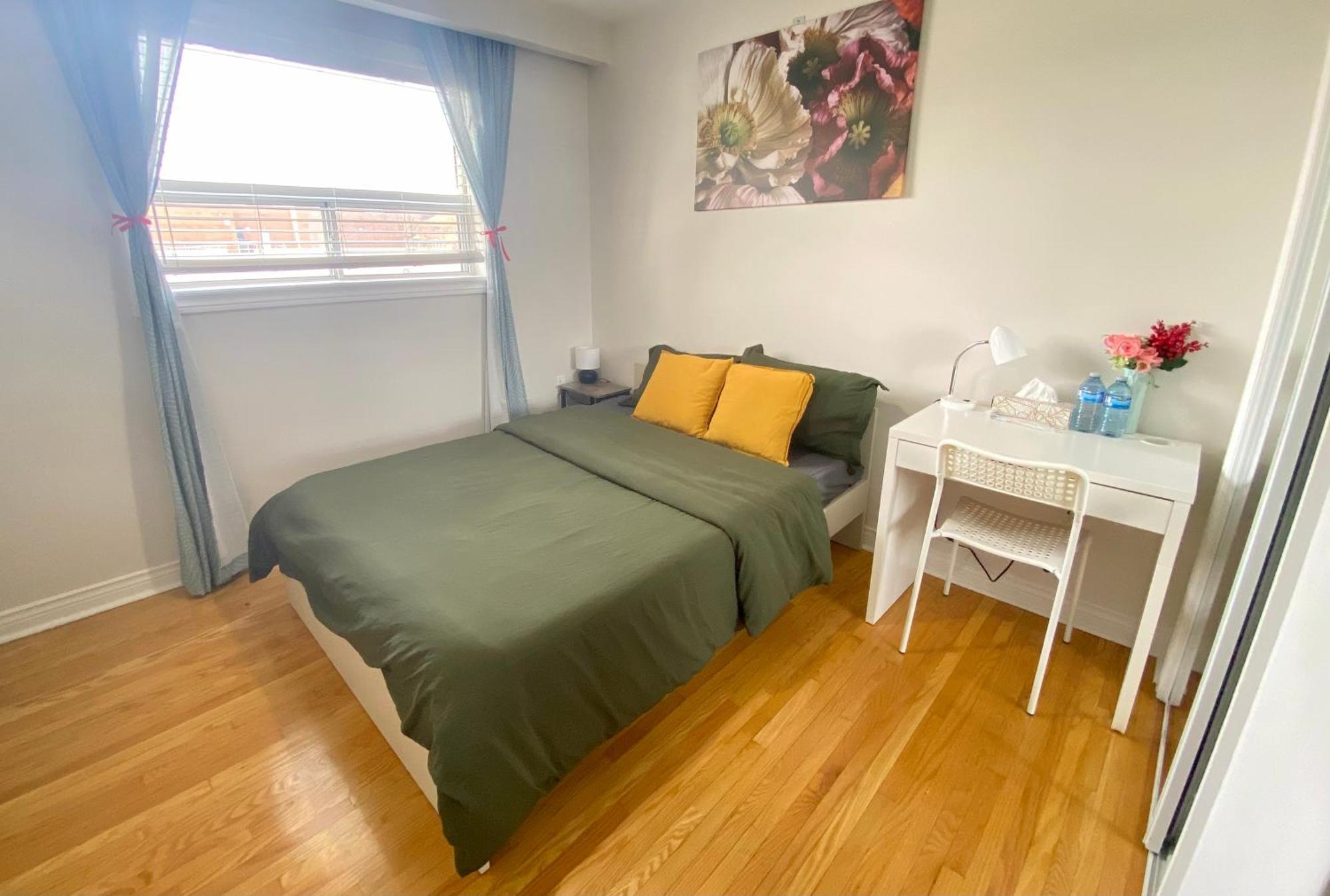 Sunny House - Main Floor, Free Parking, In Guest house Toronto