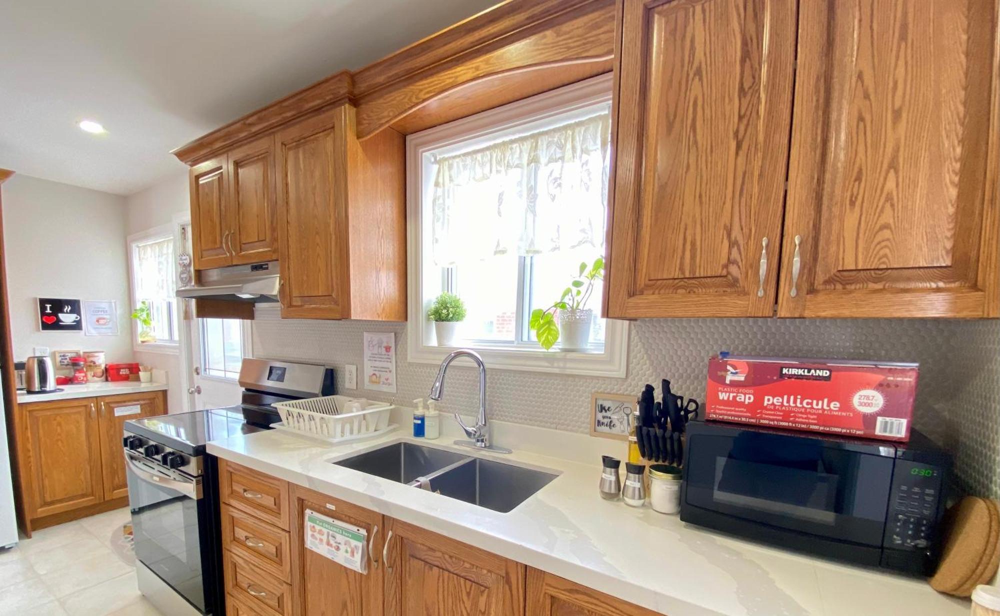 Sunny House - Main Floor, Free Parking, In Toronto