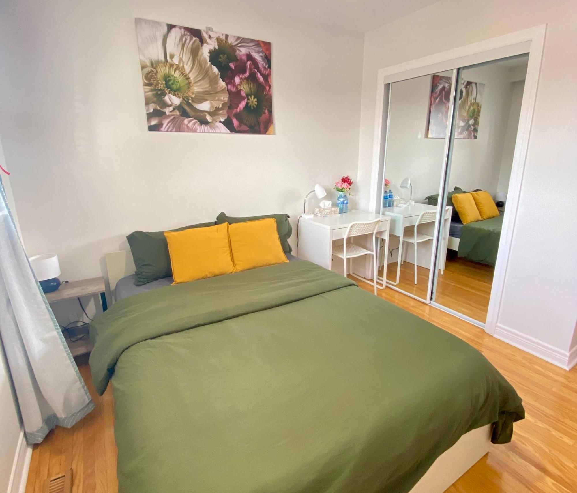 Sunny House - Main Floor, Free Parking, In Guest house *