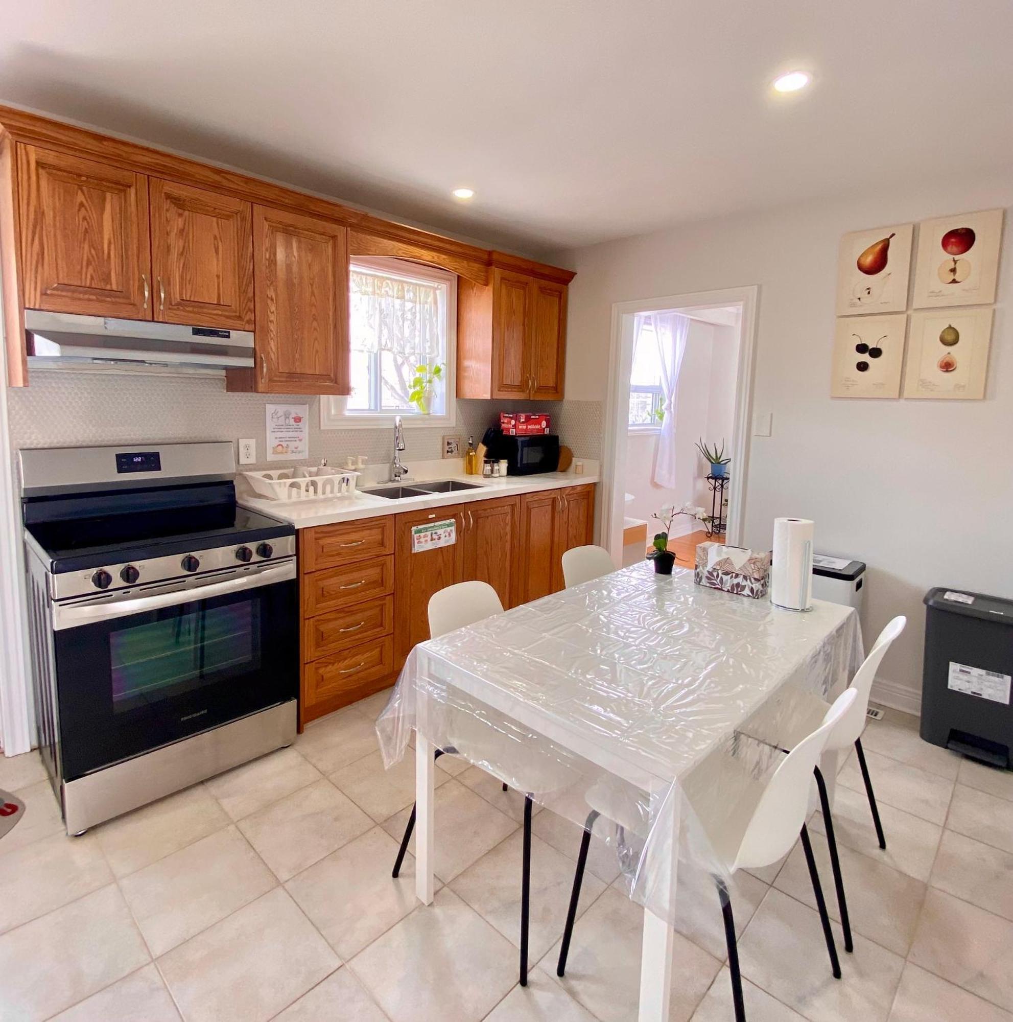 Sunny House - Main Floor, Free Parking, In Guest house