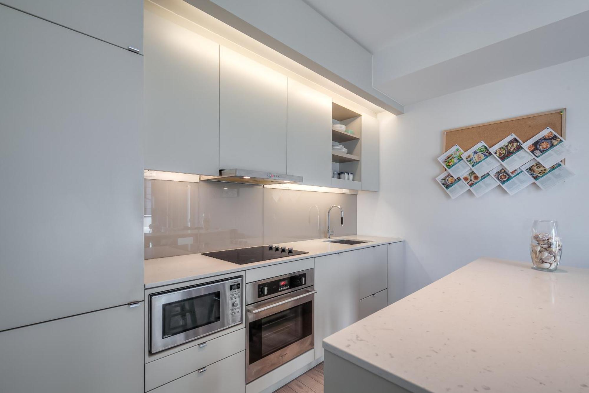 1 Bedroom With Views - 4 Sleeps Apartment *