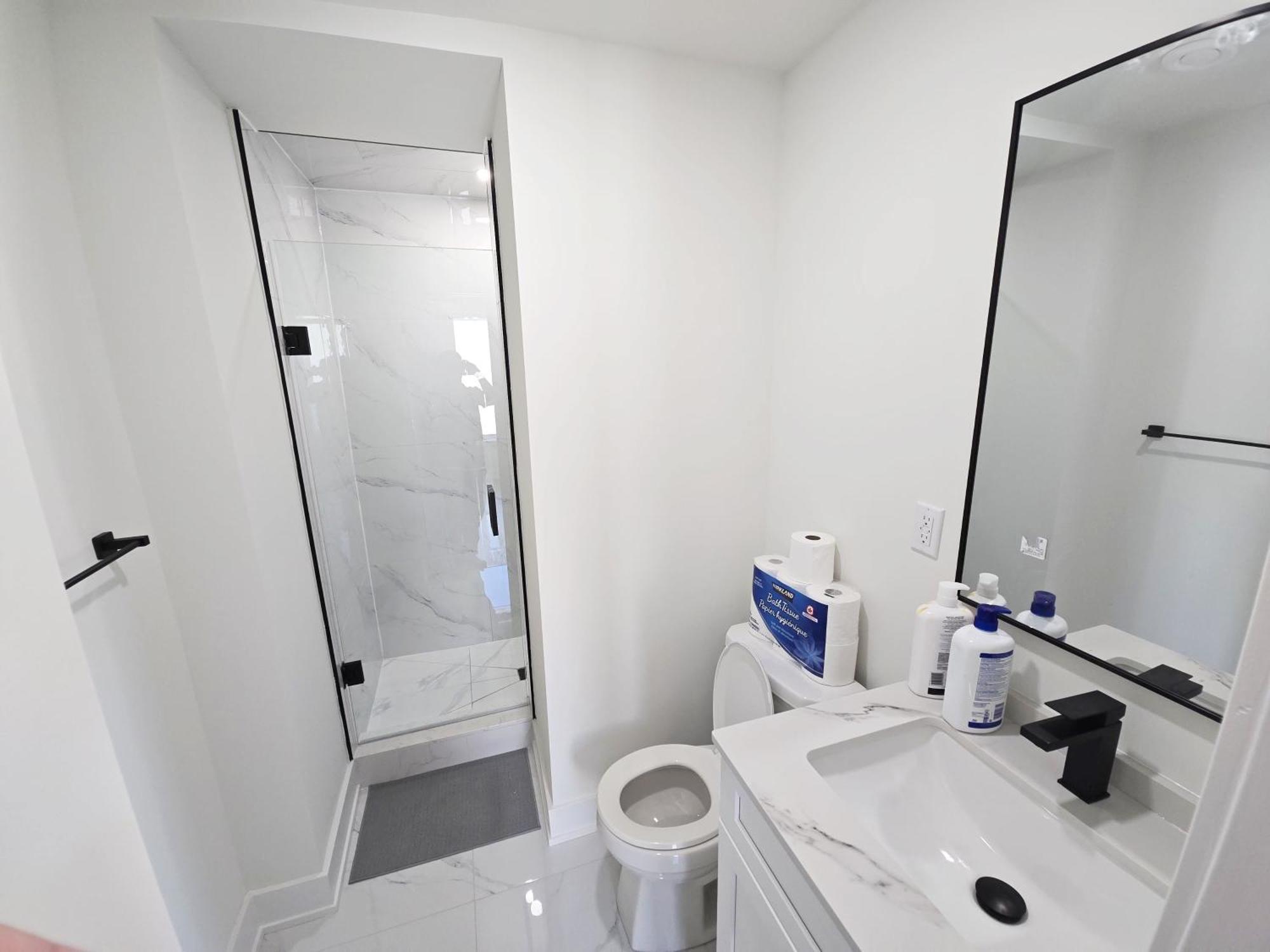 Modern Private Private Bathroom With King Bed With Tv And Balcony Midtown Downtown *