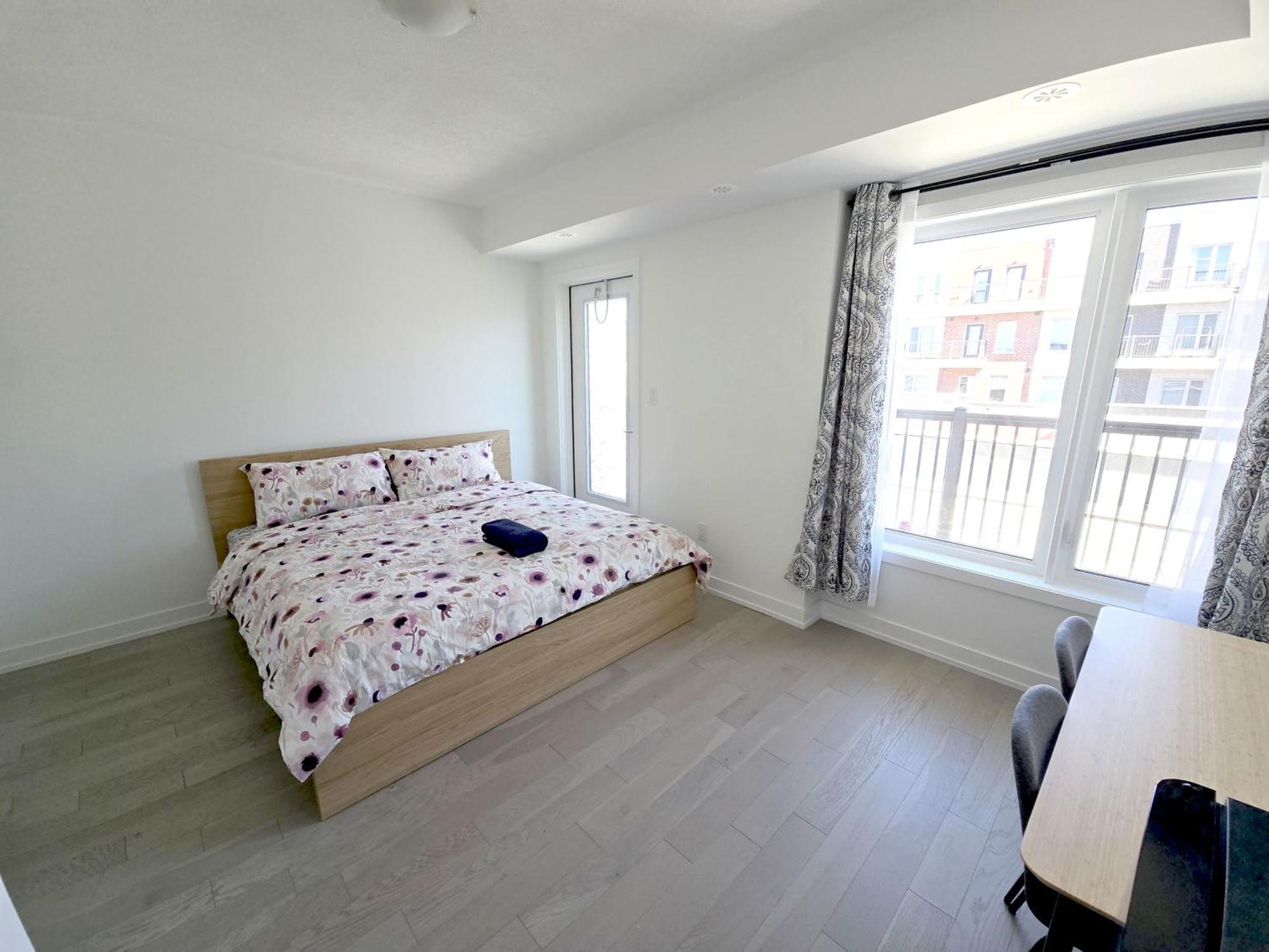 Homestay Modern Private Private Bathroom With King Bed With Tv And Balcony Midtown Downtown Toronto