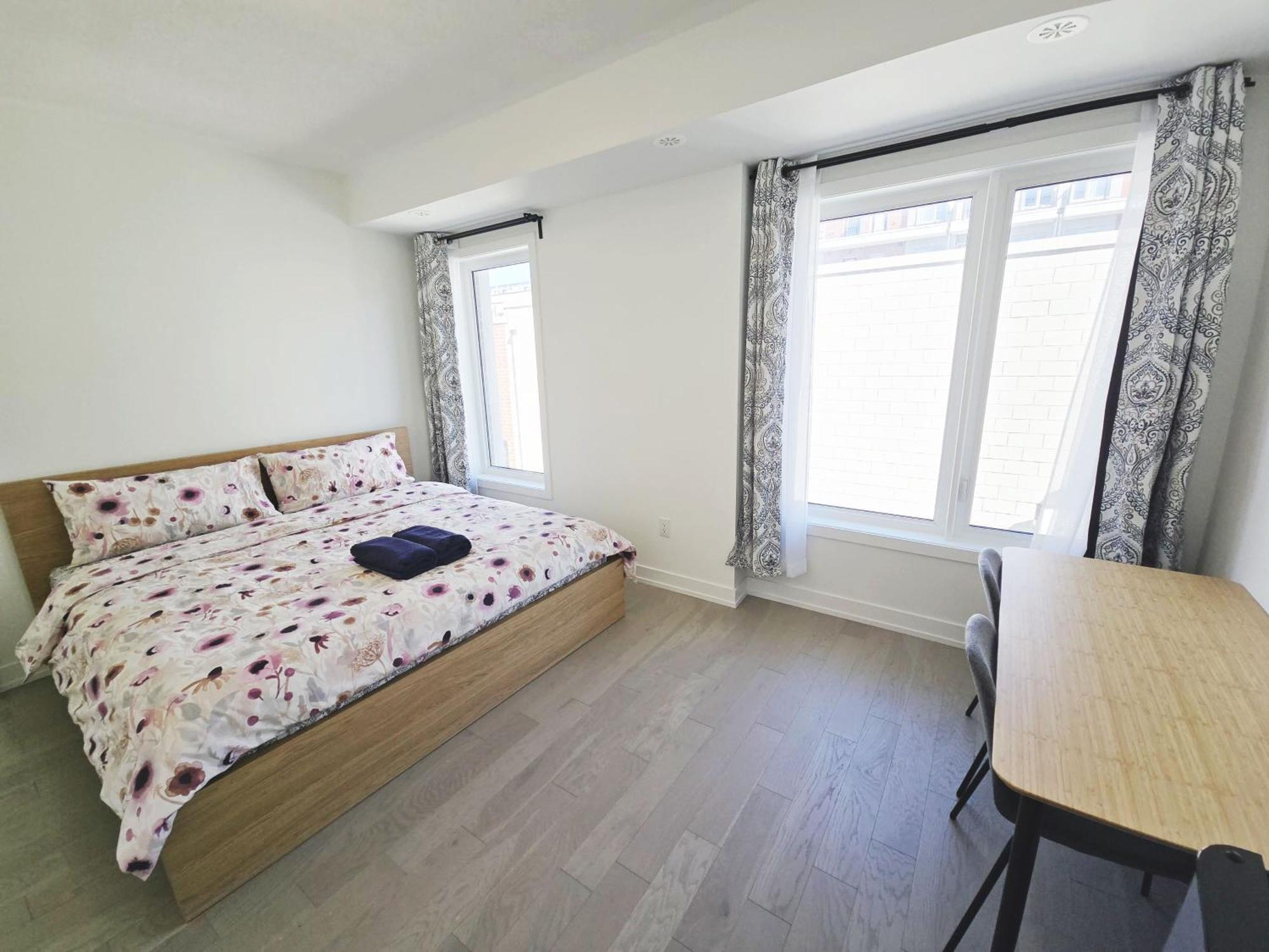 Modern Private Private Bathroom With King Bed With Tv And Balcony Midtown Downtown Homestay