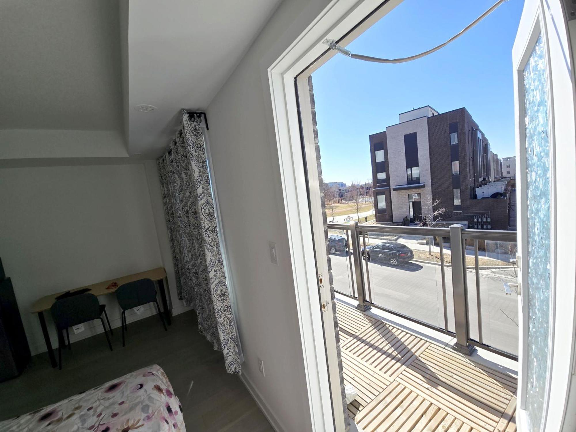 Modern Private Private Bathroom With King Bed With Tv And Balcony Midtown Downtown * Toronto