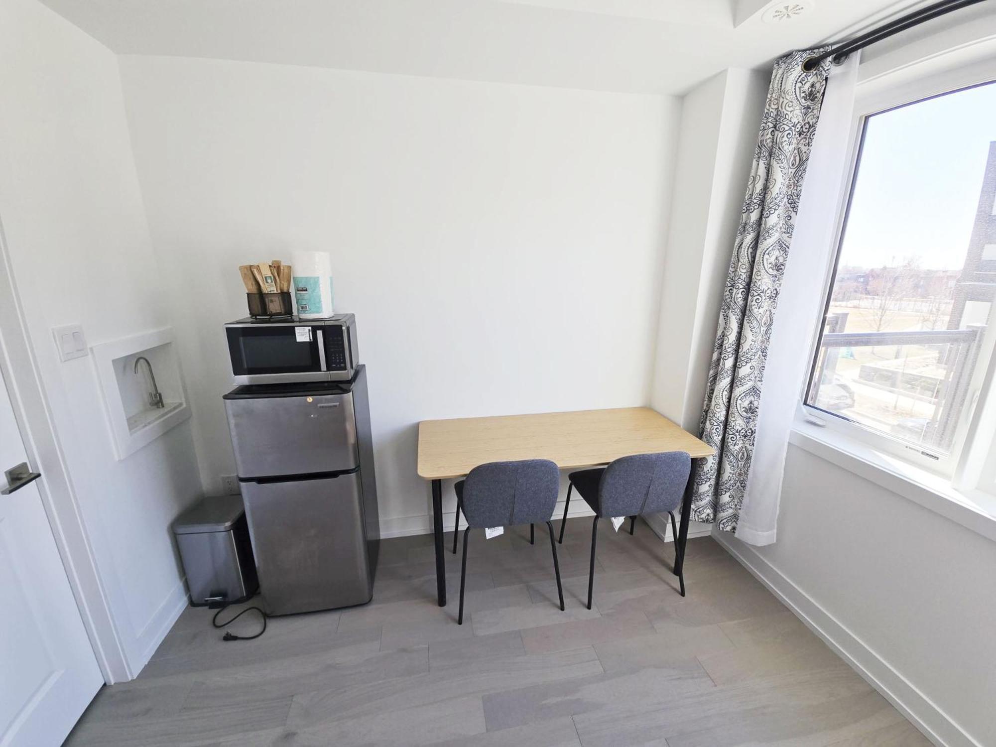 Homestay Modern Private Private Bathroom With King Bed With Tv And Balcony Midtown Downtown Toronto