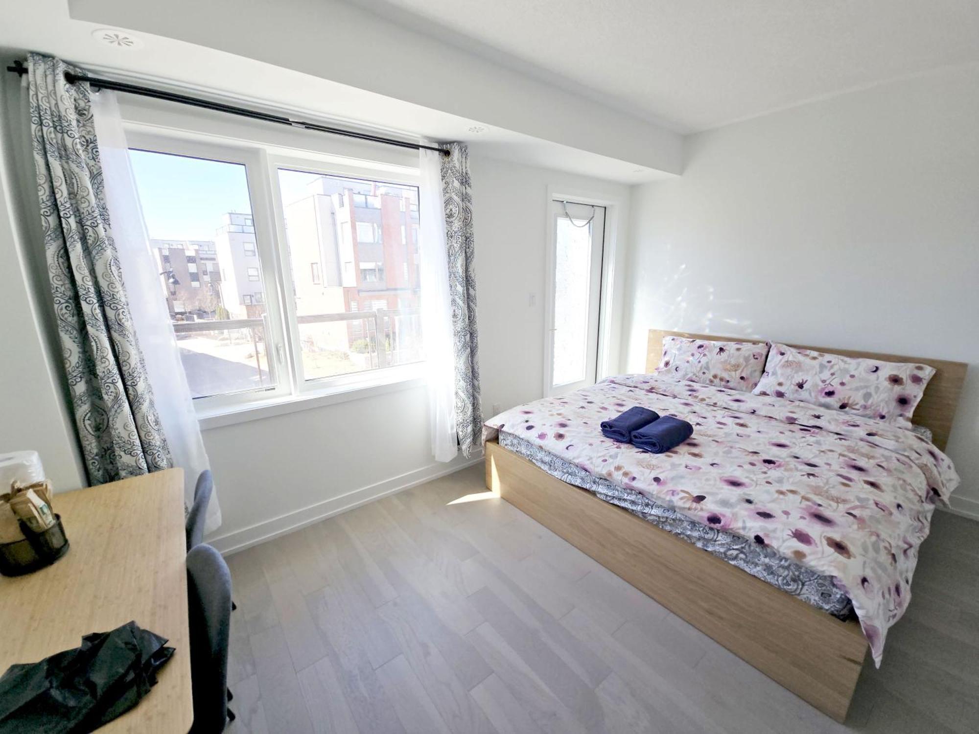 Modern Private Private Bathroom With King Bed With Tv And Balcony Midtown Downtown *