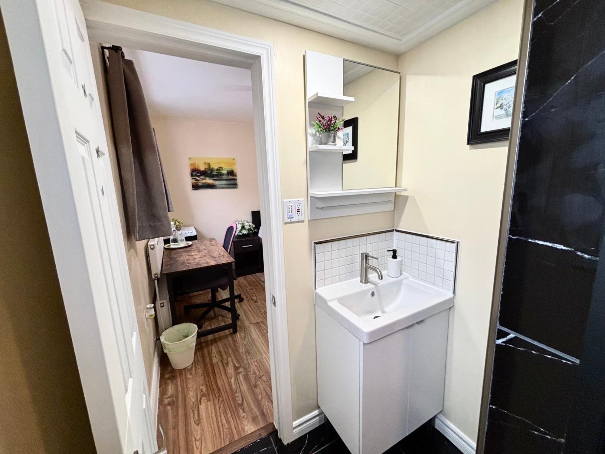 Bright&modern Space Perfect For Couple And Family Step To Public Transit In Homestay Toronto