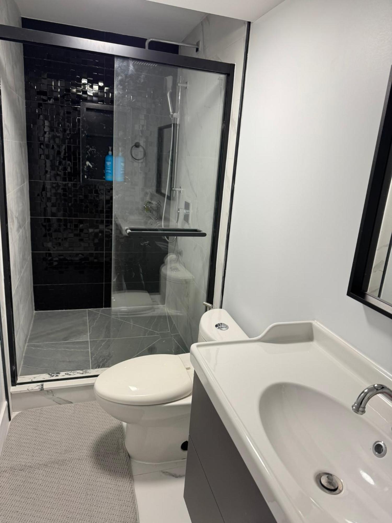 Apartment Spacious Room03, Airport, Free Pkg, Sep Entrance, New Reno, Shared Bathroom *