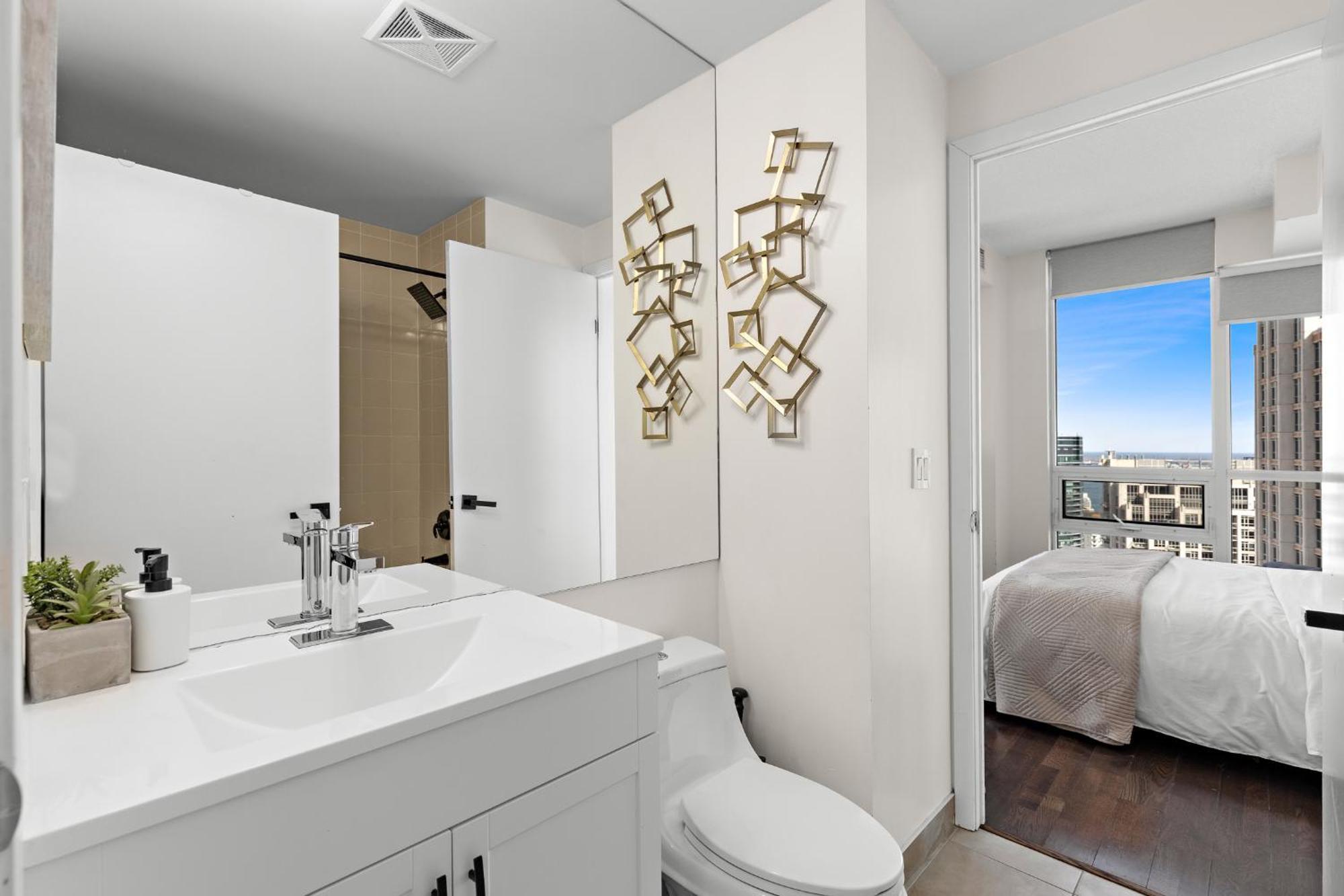 2 Bedroom With Amazing Views, Pool And Free Parking Apartment Toronto
