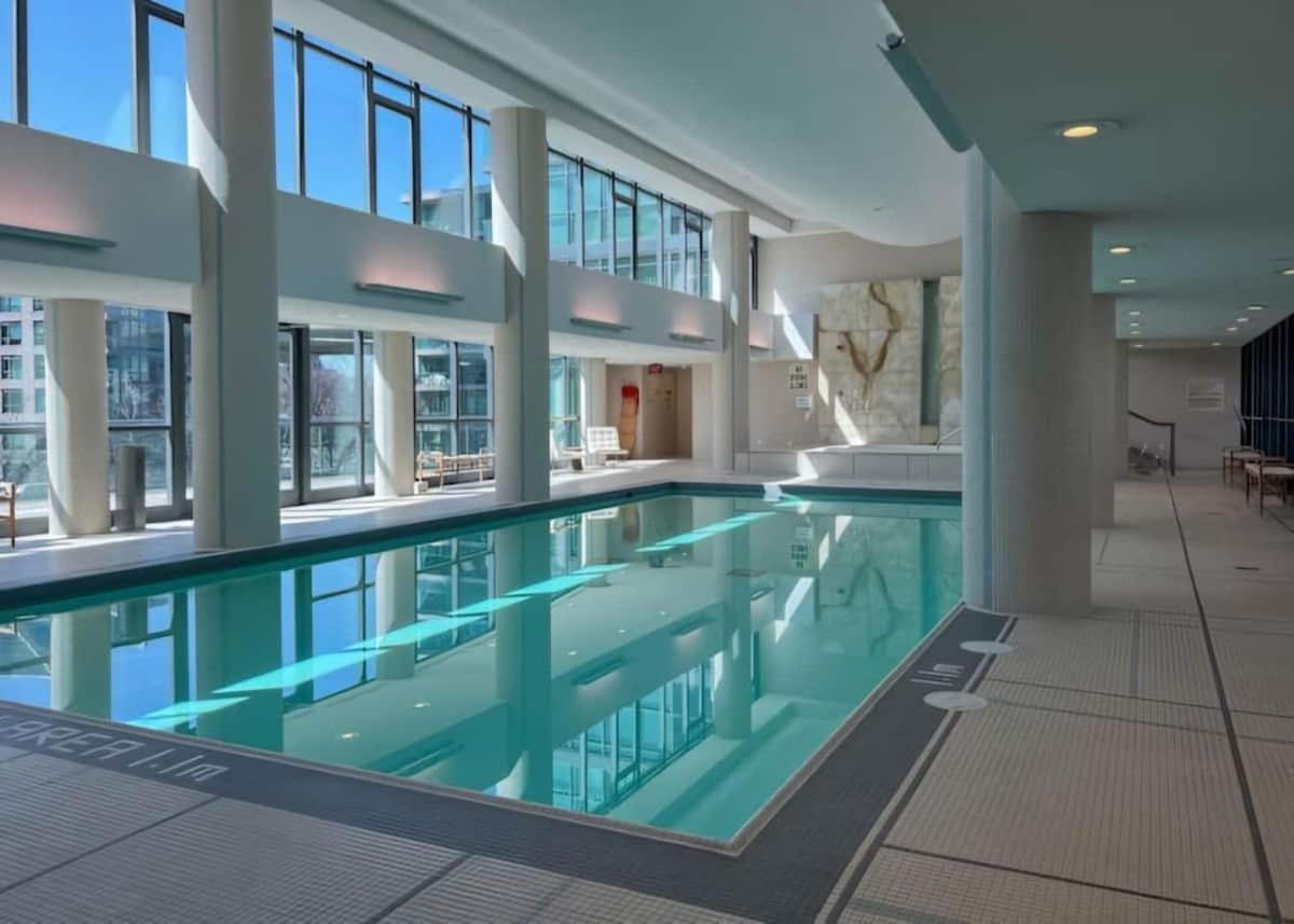 2 Bedroom With Amazing Views, Pool And Free Parking * Toronto