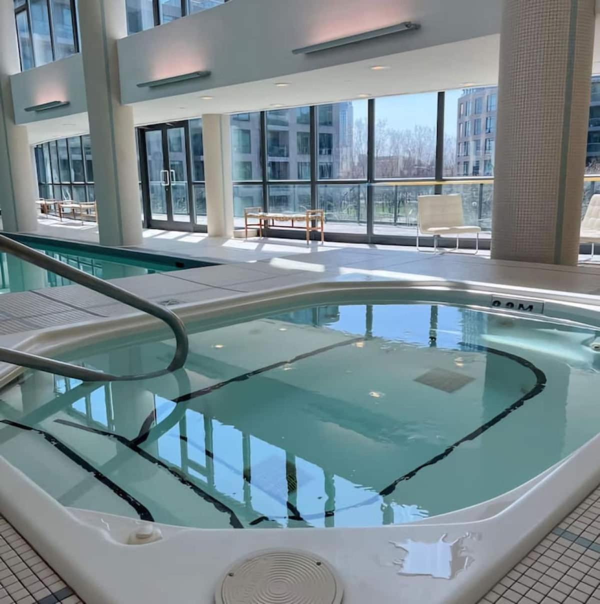 2 Bedroom With Amazing Views, Pool And Free Parking Apartment Toronto