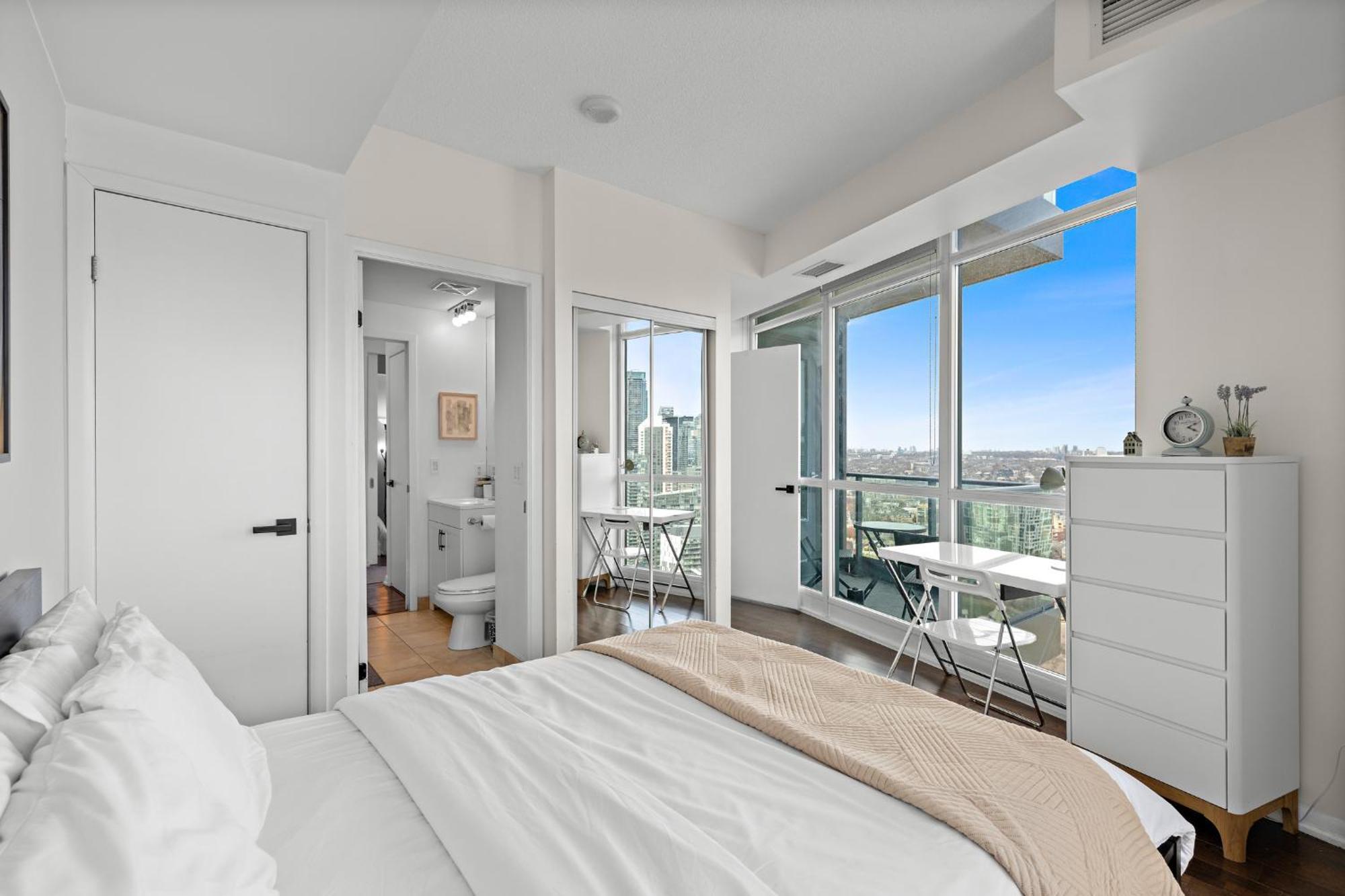 Apartment 2 Bedroom With Amazing Views, Pool And Free Parking *