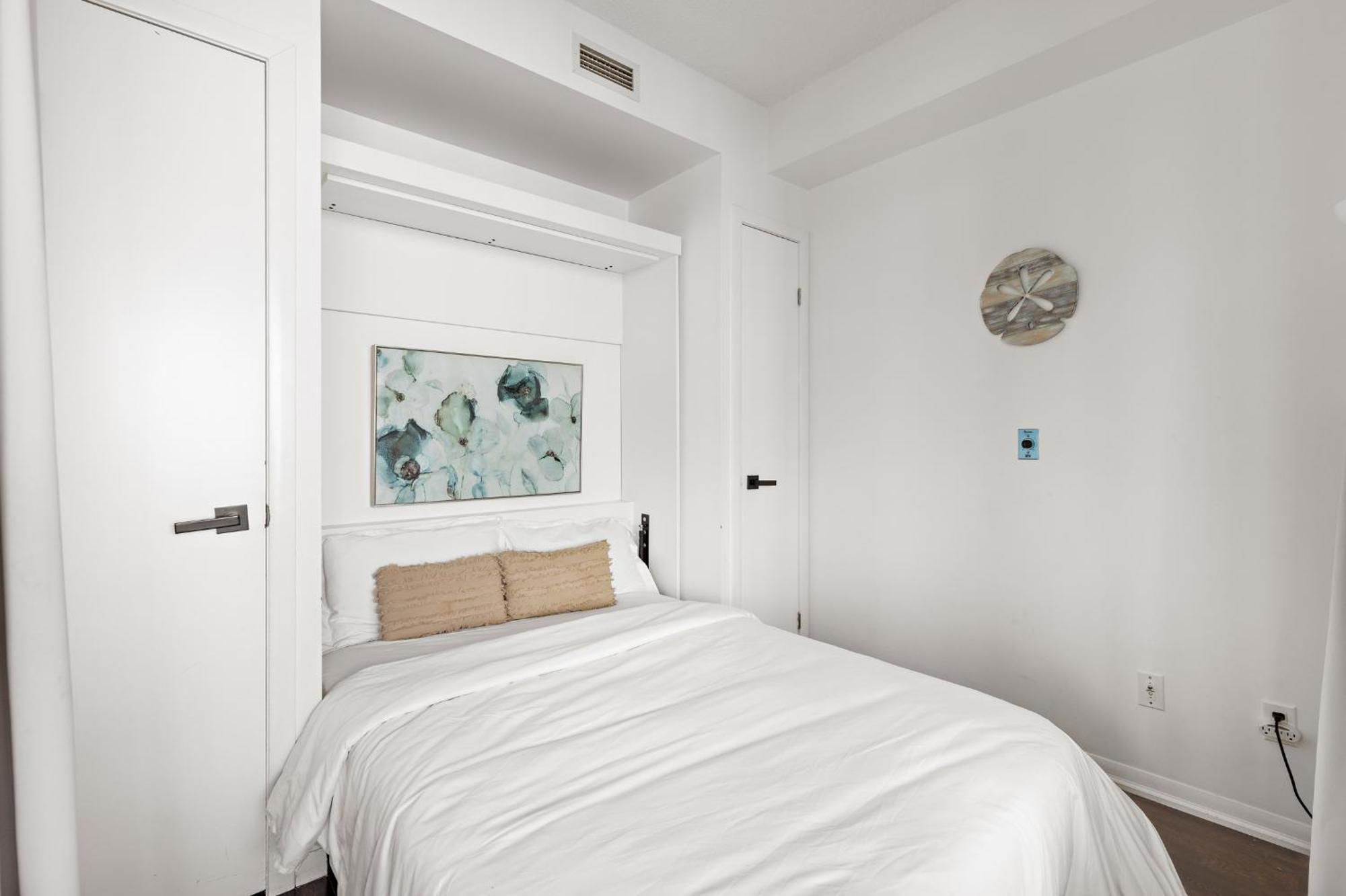 2 Bedroom With Amazing Views, Pool And Free Parking Toronto
