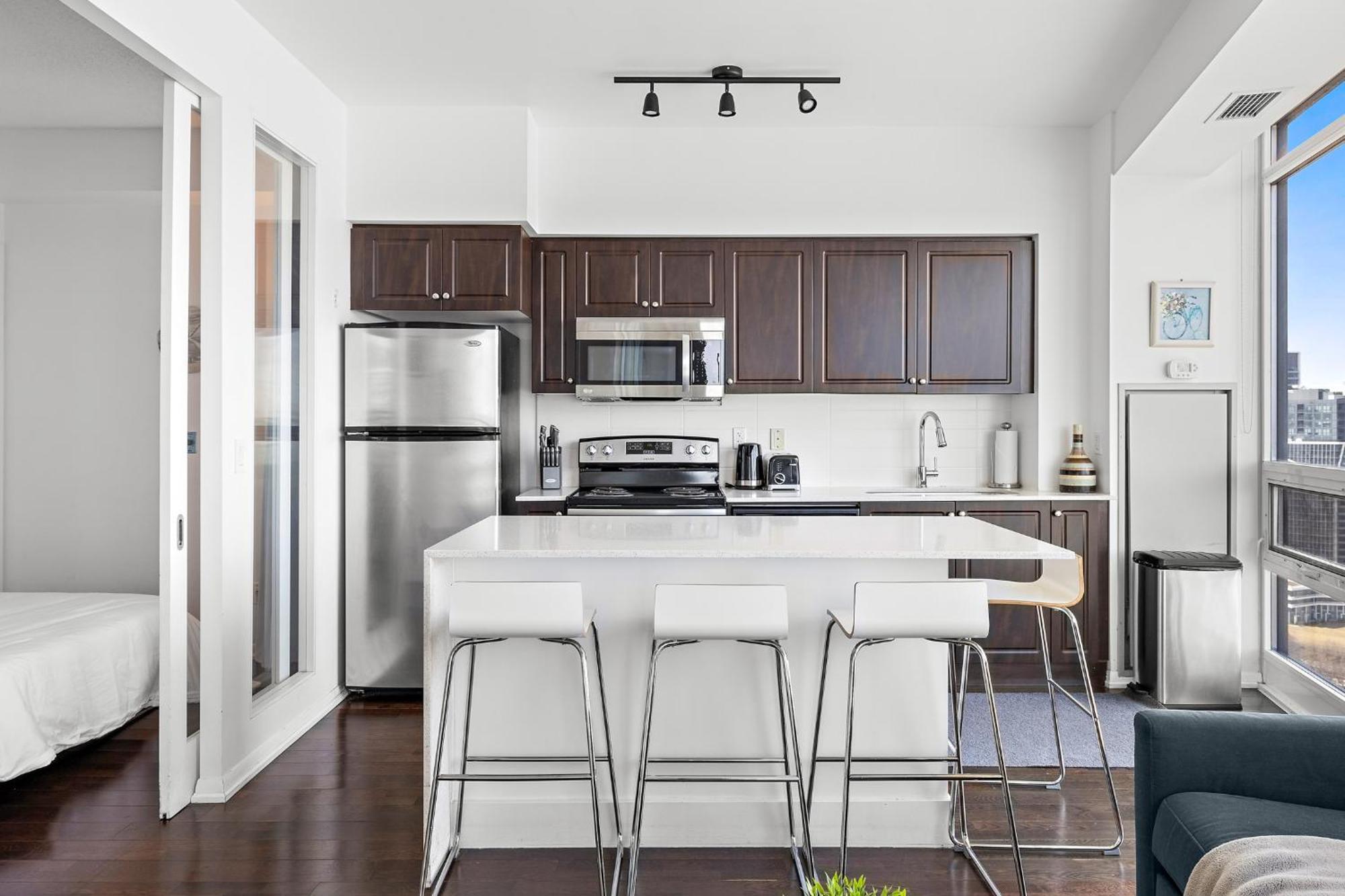 2 Bedroom With Amazing Views, Pool And Free Parking * Toronto