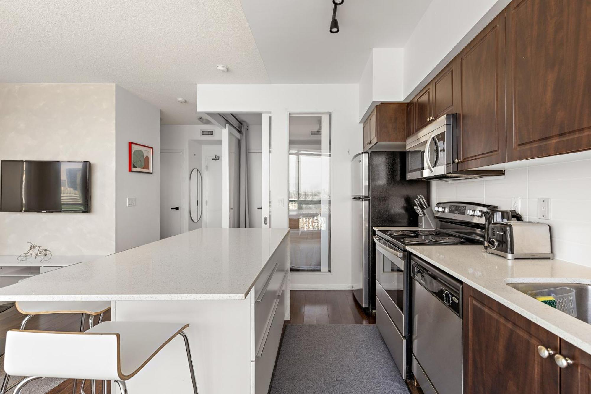 2 Bedroom With Amazing Views, Pool And Free Parking Apartment *