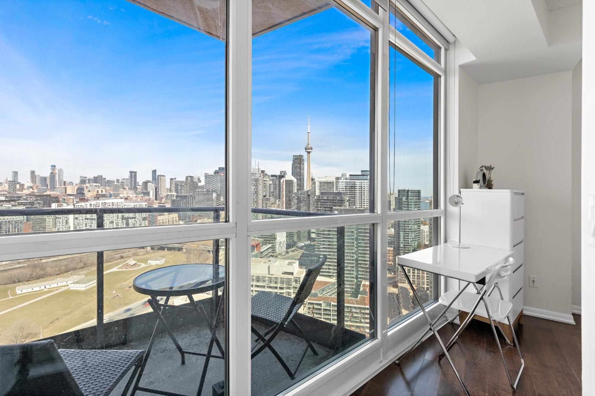 Apartment 2 Bedroom With Amazing Views, Pool And Free Parking Toronto