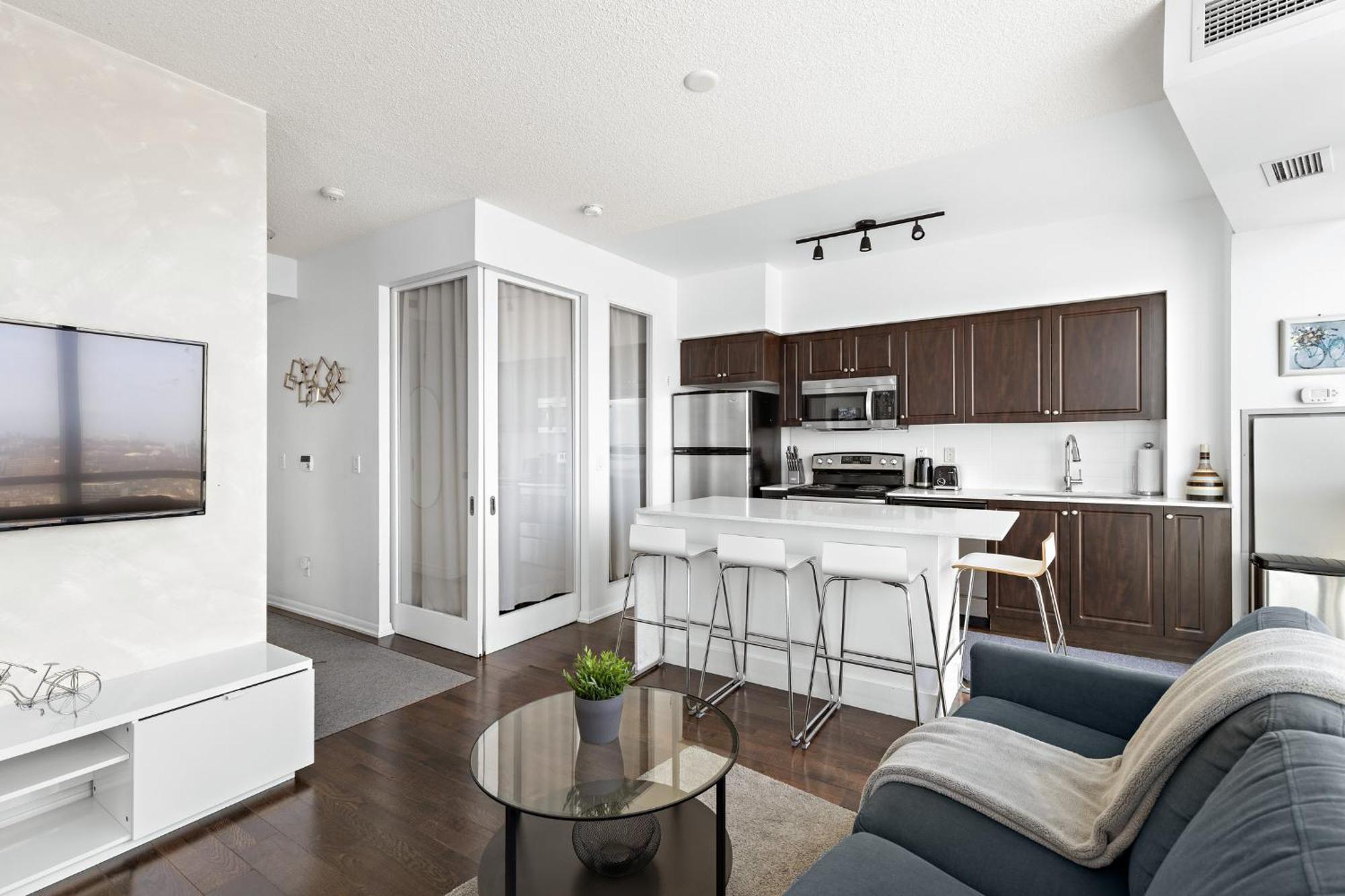 2 Bedroom With Amazing Views, Pool And Free Parking *