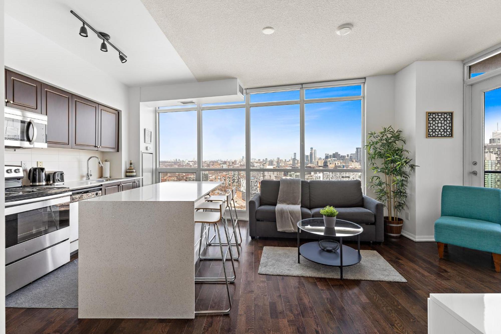 2 Bedroom With Amazing Views, Pool And Free Parking Apartment *