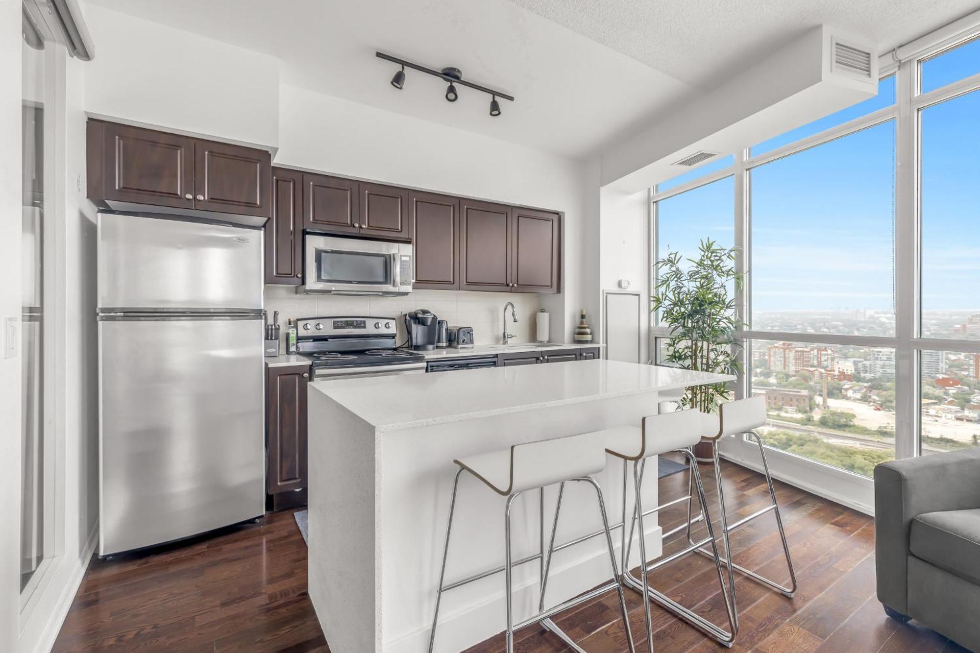 Apartment 2 Bedroom With Amazing Views, Pool And Free Parking Toronto