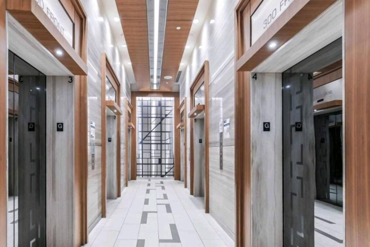 Apartment 3-bedroom In The Heart Of Downtown Walk To Shops And Attractions *