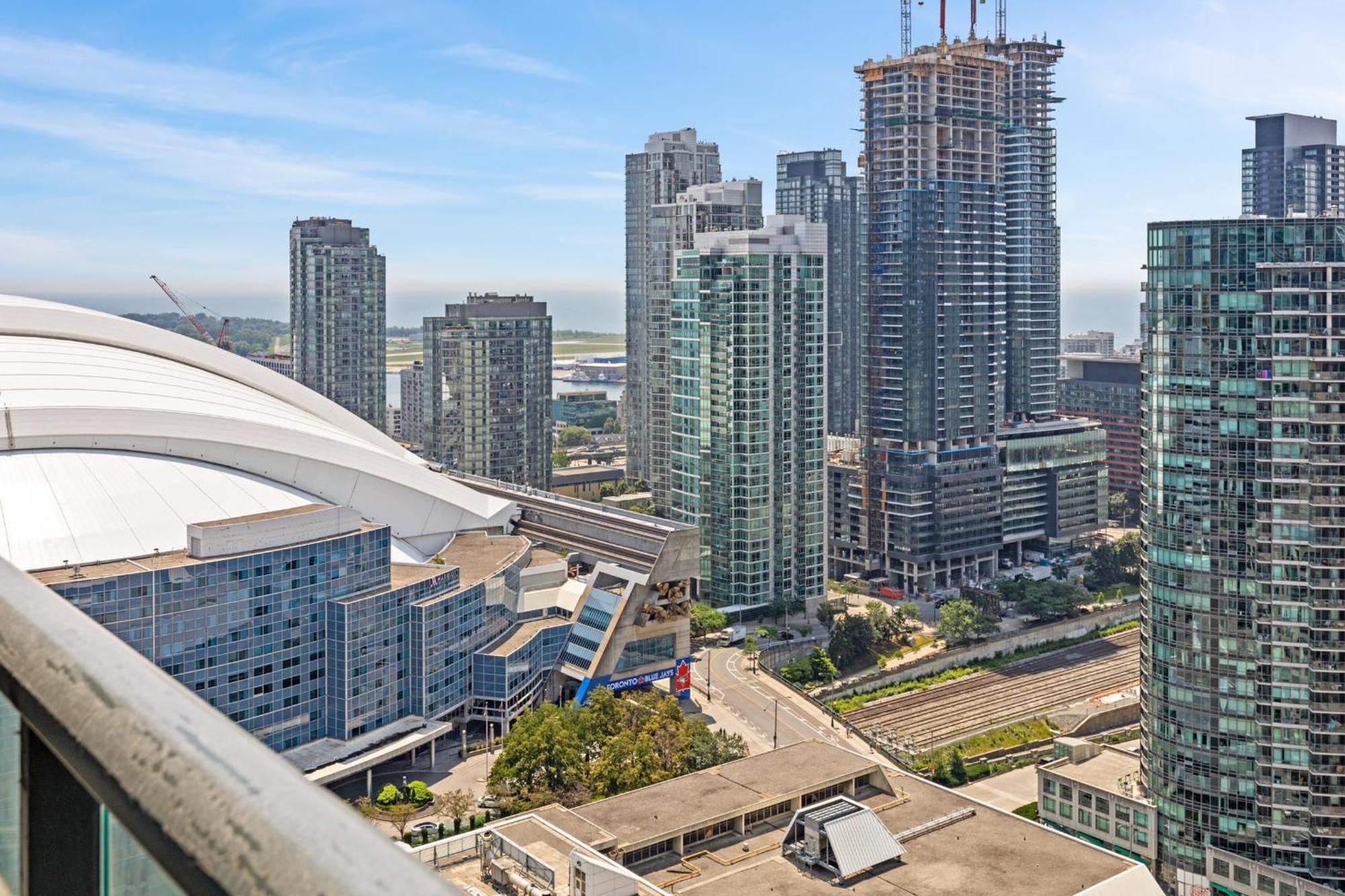 Views And Rogers Centre - 4beds - Free Parking *