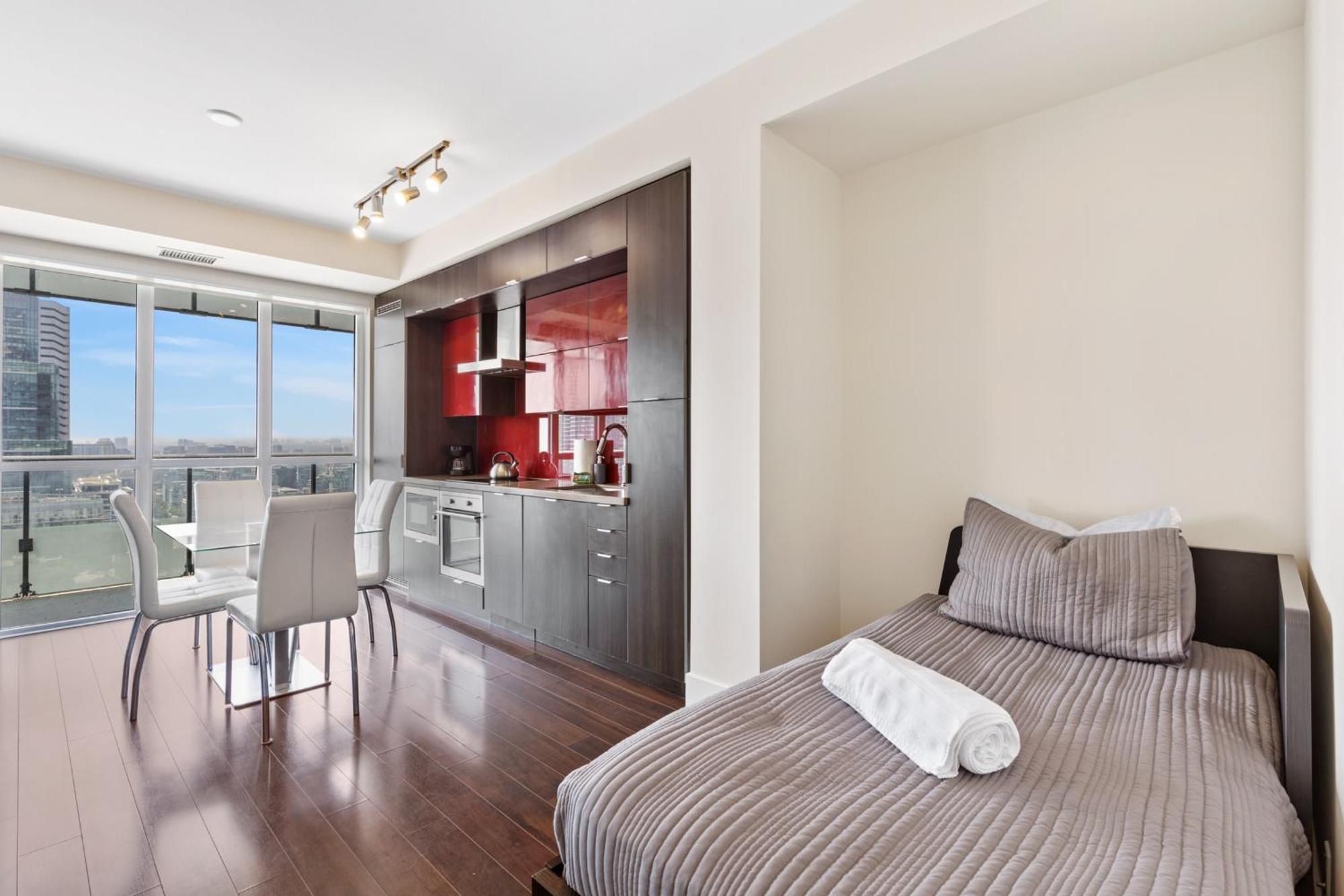Views And Rogers Centre - 4beds - Free Parking Apartment *