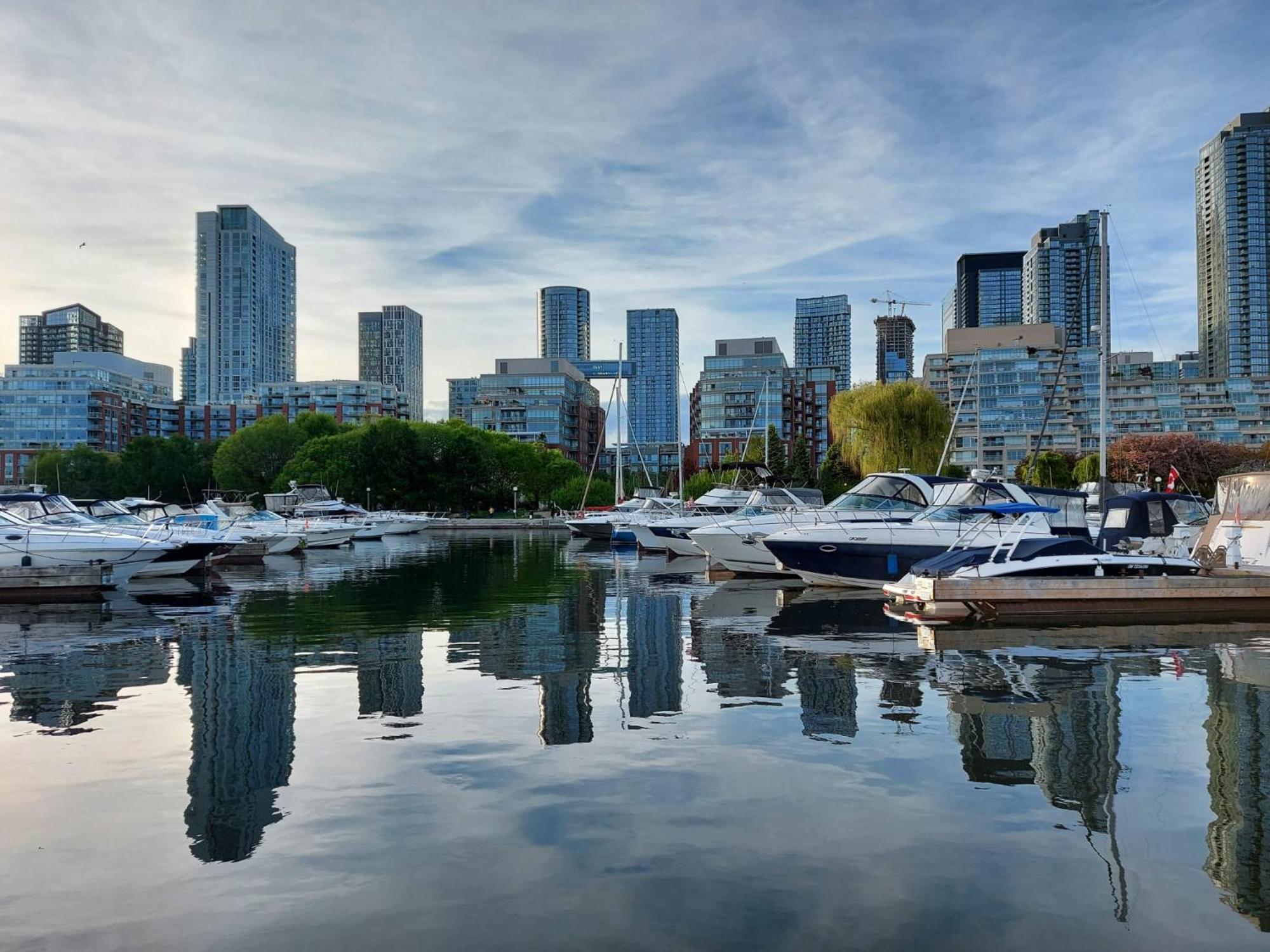 Apartment Downtown Condo, Free Indoor Parking With Amazing View Toronto