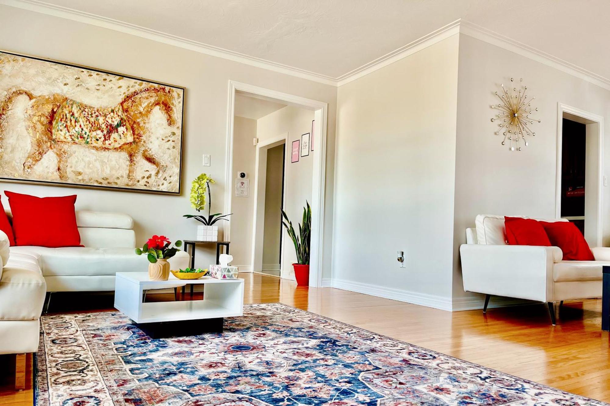 Sunny House - Main Floor, Free Parking, In *