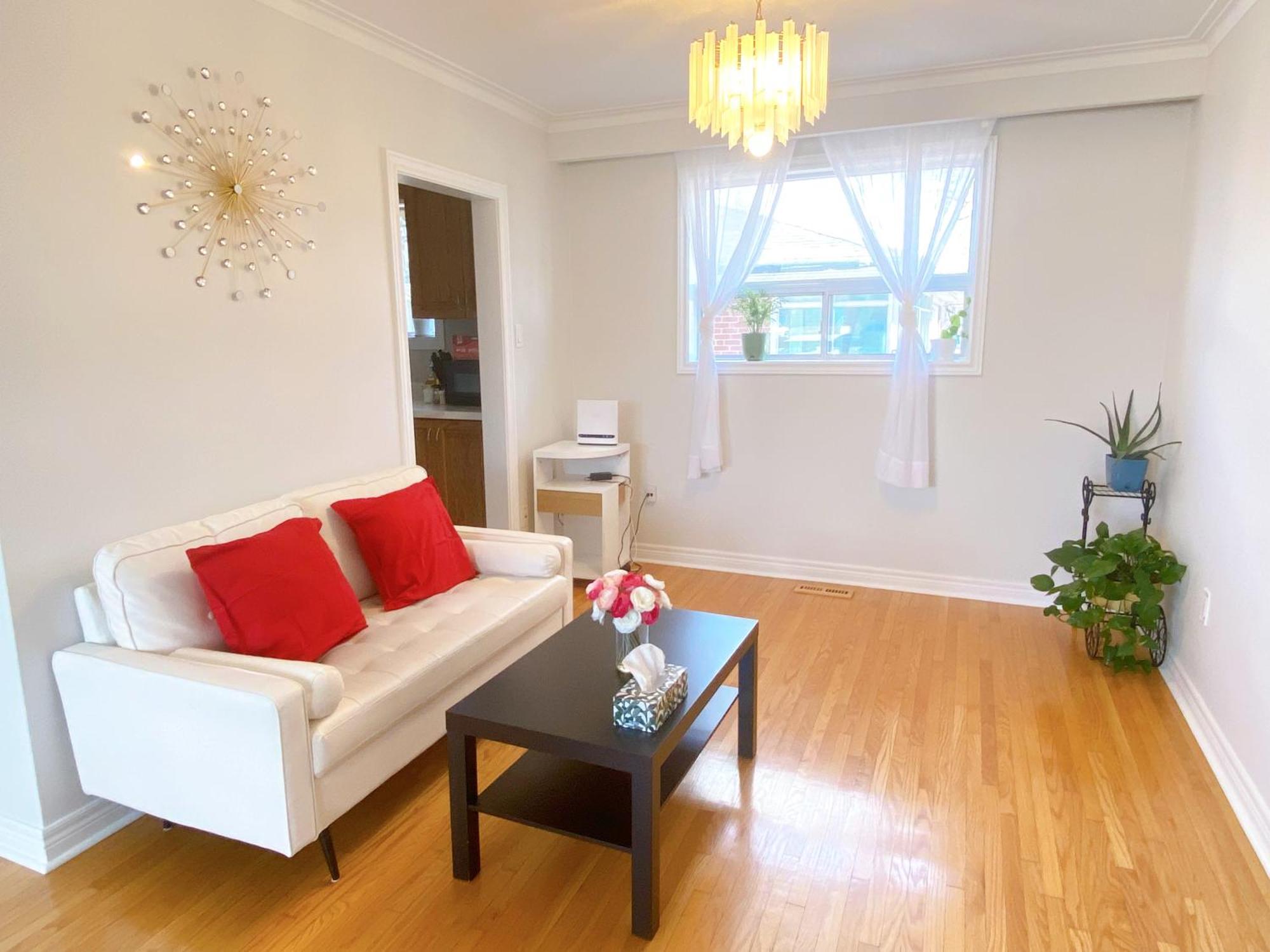 Sunny House - Main Floor, Free Parking, In Guest house *