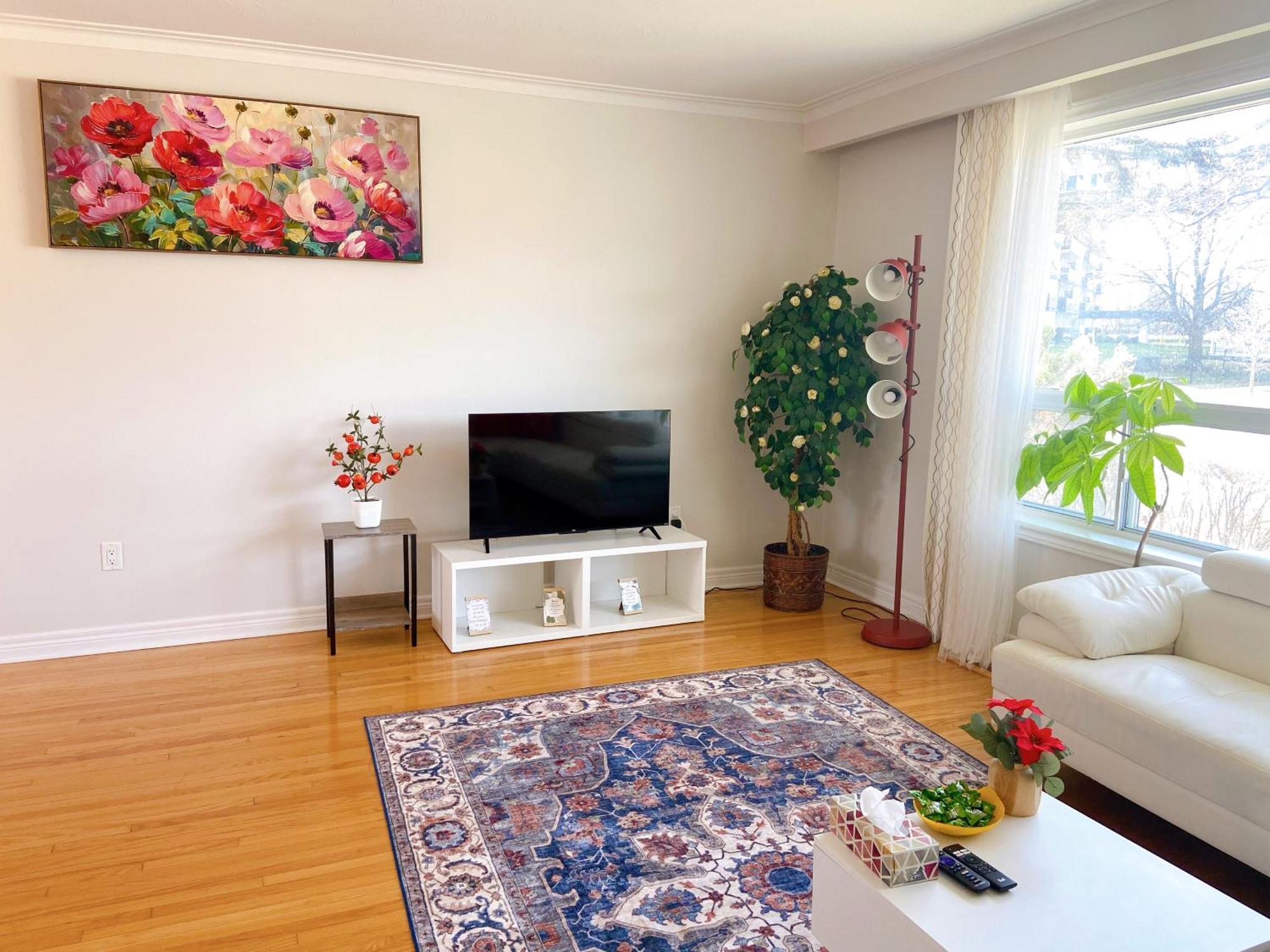 Sunny House - Main Floor, Free Parking, In *