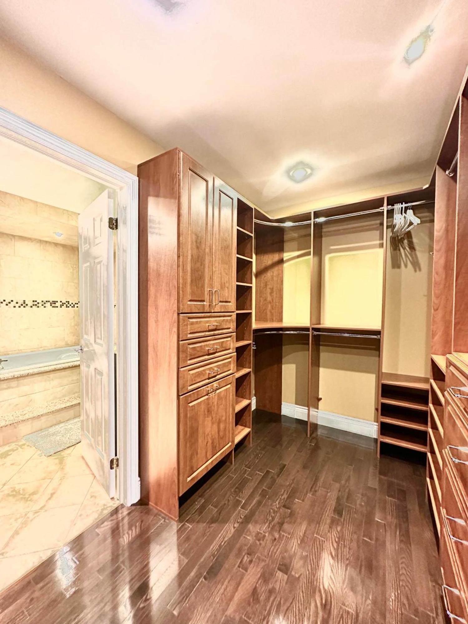 Quiet With Shared Bathroom Near Bayview York Mills *