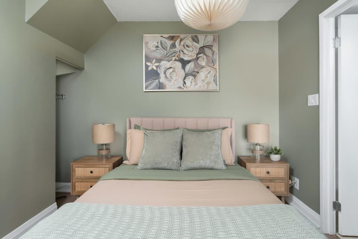 Townhome In Amazing Location Apartment *