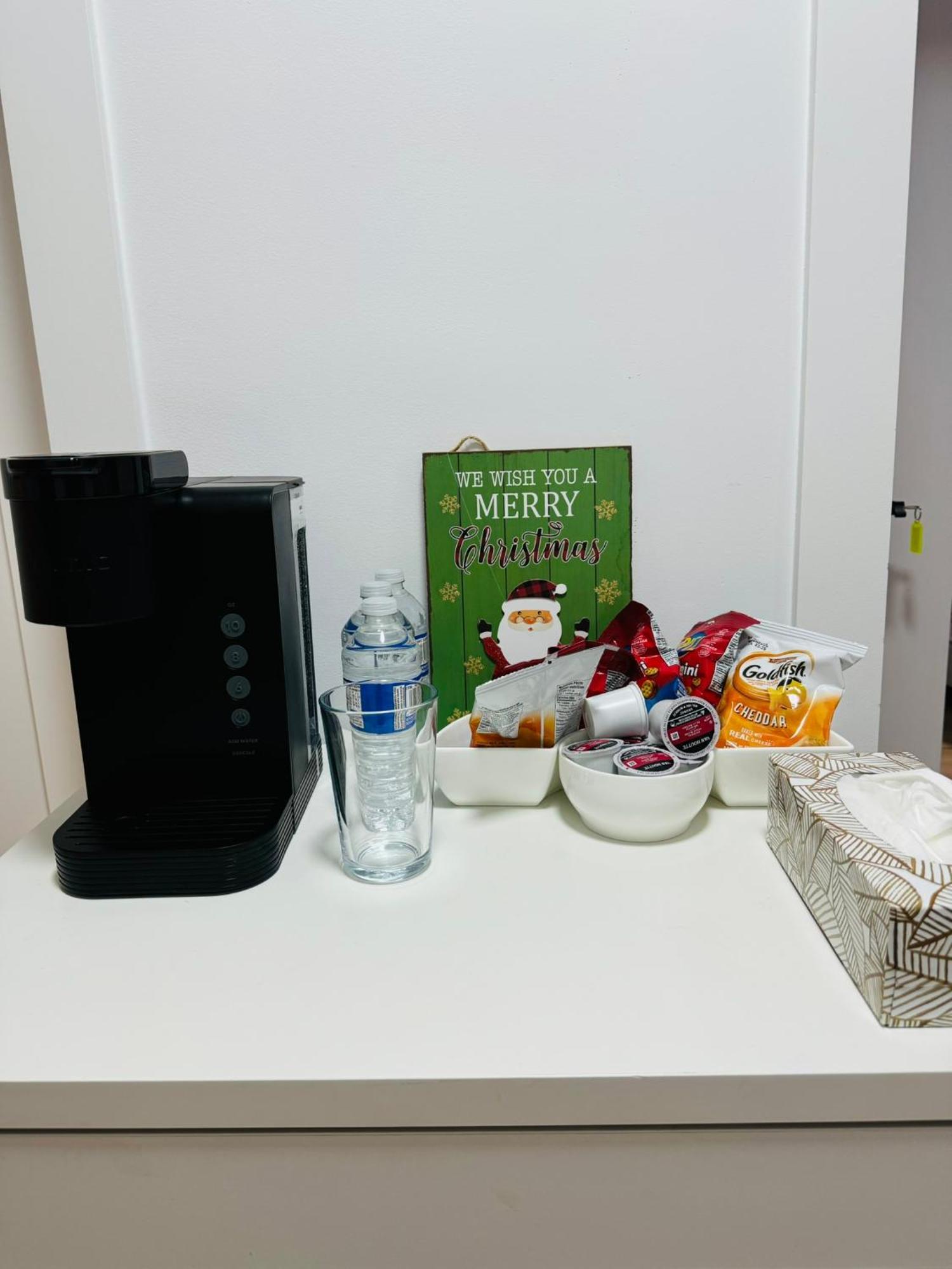 Spacious Room2, Airport, Free Pkg, Sep Entrance, New Renovation, Shared Bathroom Apartment