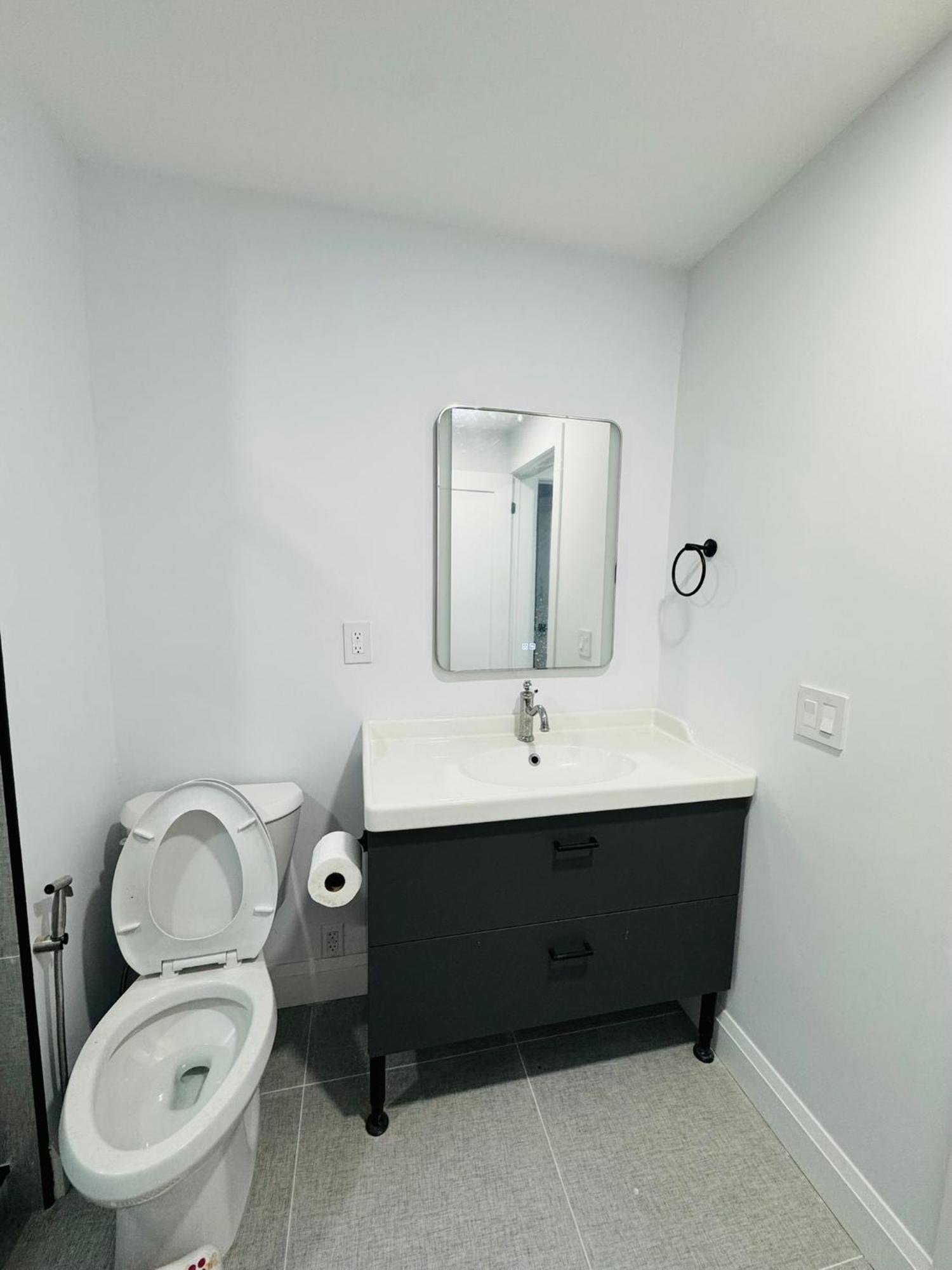 Apartment Spacious Room2, Airport, Free Pkg, Sep Entrance, New Renovation, Shared Bathroom *