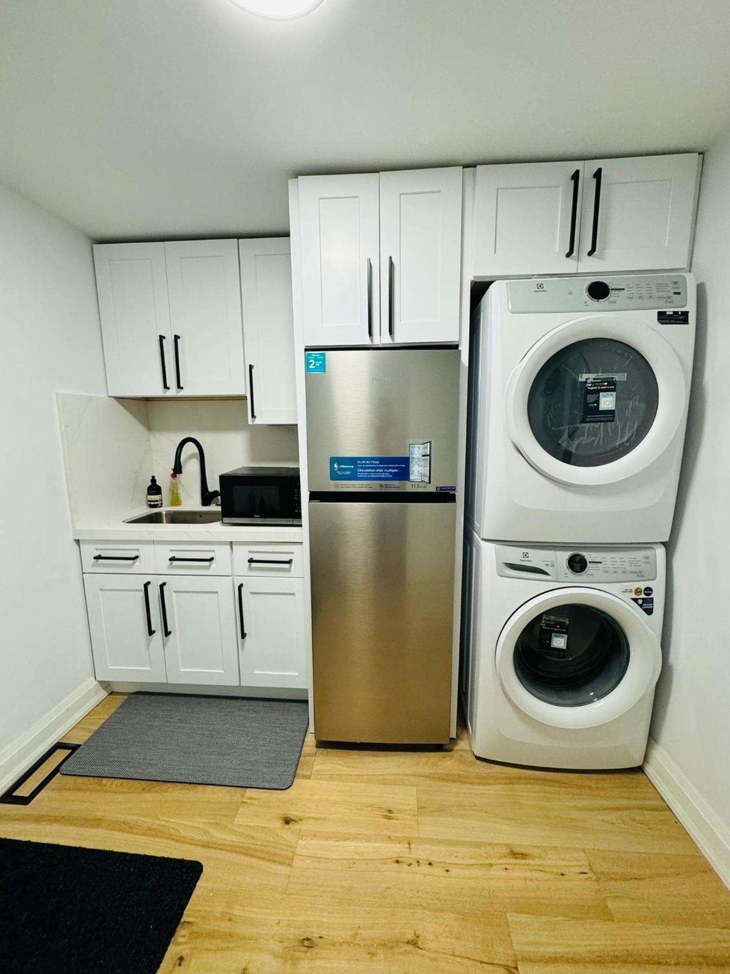Spacious Room2, Airport, Free Pkg, Sep Entrance, New Renovation, Shared Bathroom Apartment