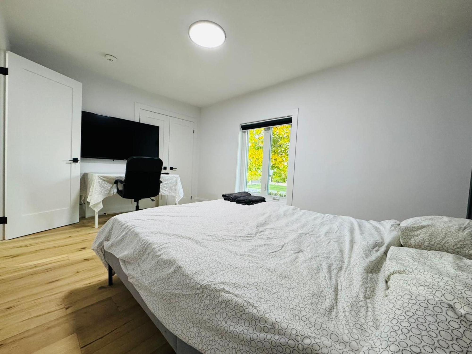 Apartment Spacious Room2, Airport, Free Pkg, Sep Entrance, New Renovation, Shared Bathroom *