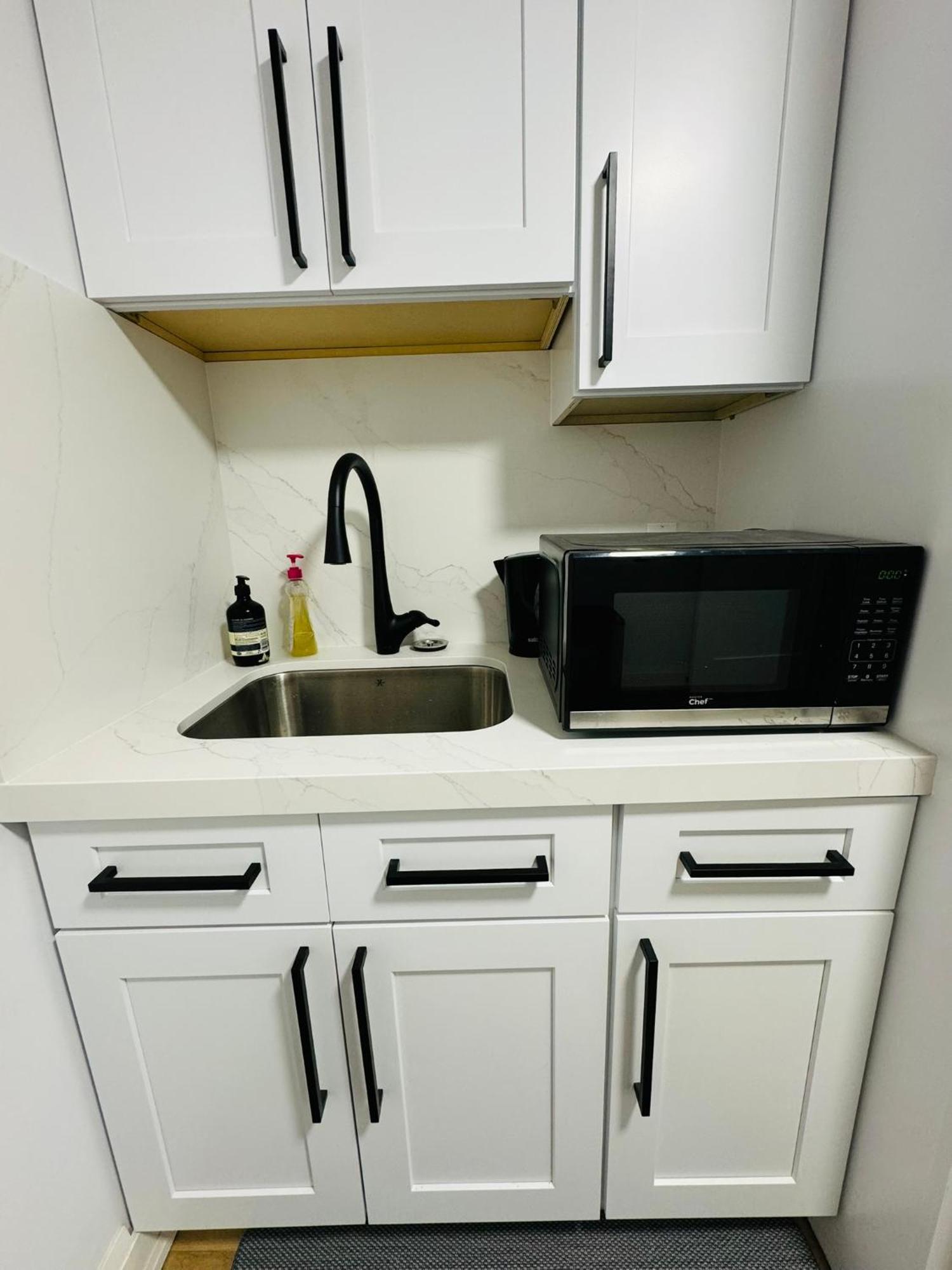 Apartment Spacious Room2, Airport, Free Pkg, Sep Entrance, New Renovation, Shared Bathroom