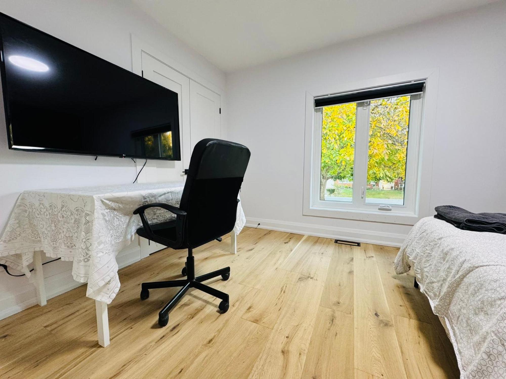 Spacious Room2, Airport, Free Pkg, Sep Entrance, New Renovation, Shared Bathroom *